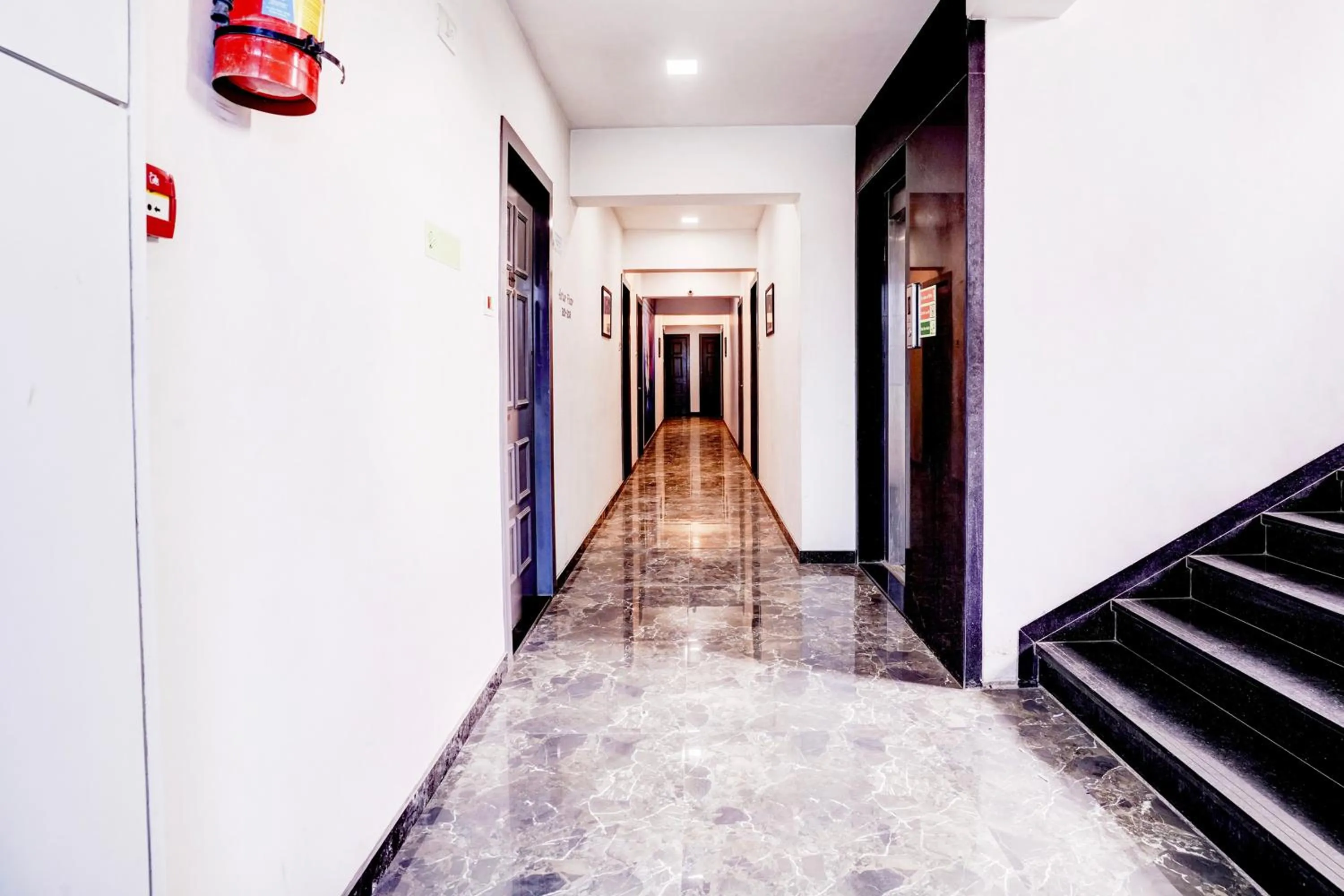 Lobby or reception in Super Townhouse OAK Kopar Khairane Navi Mumbai Formerly IVY Hotel