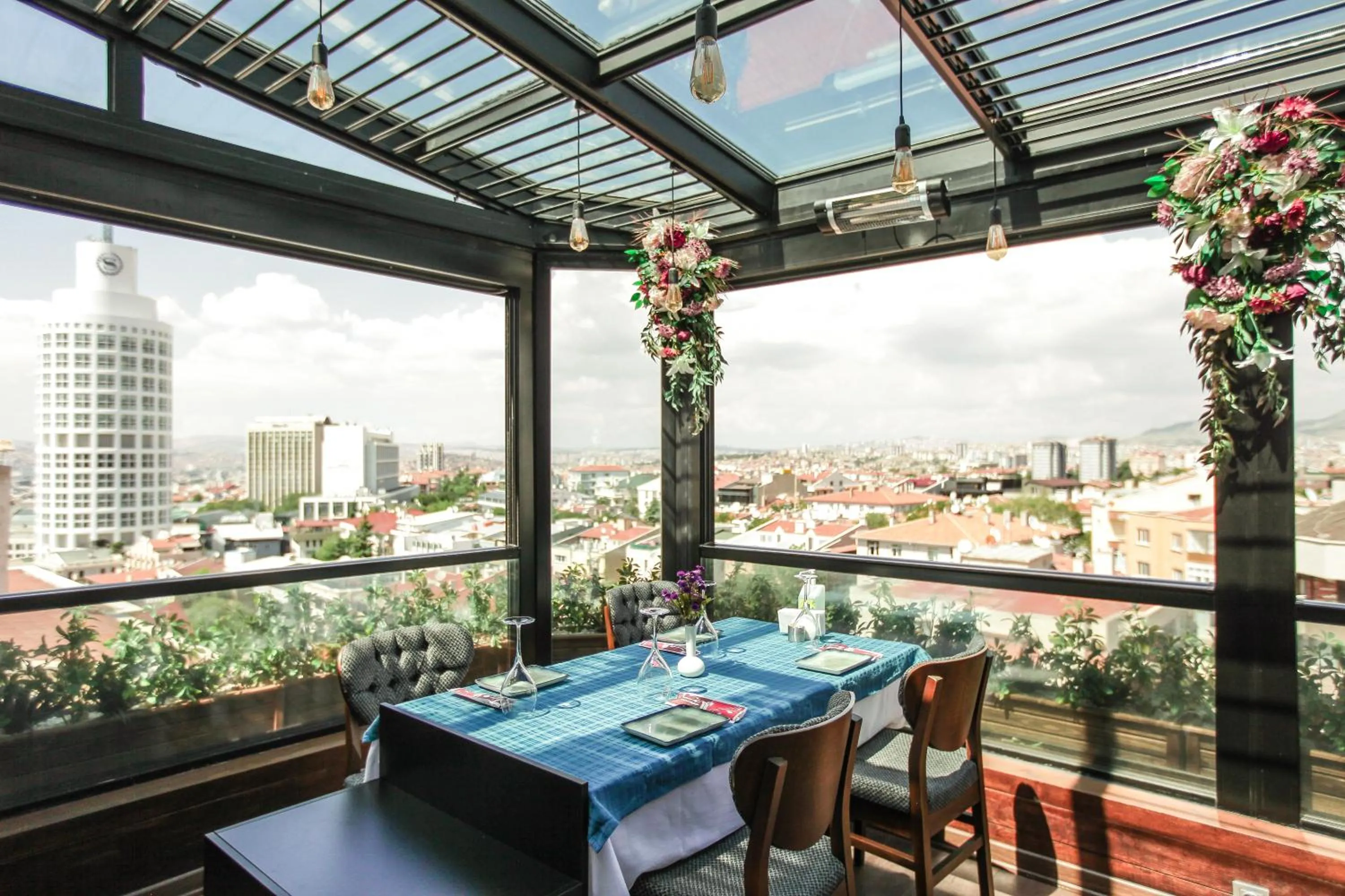 Restaurant/places to eat in The Life Hotel & Spa