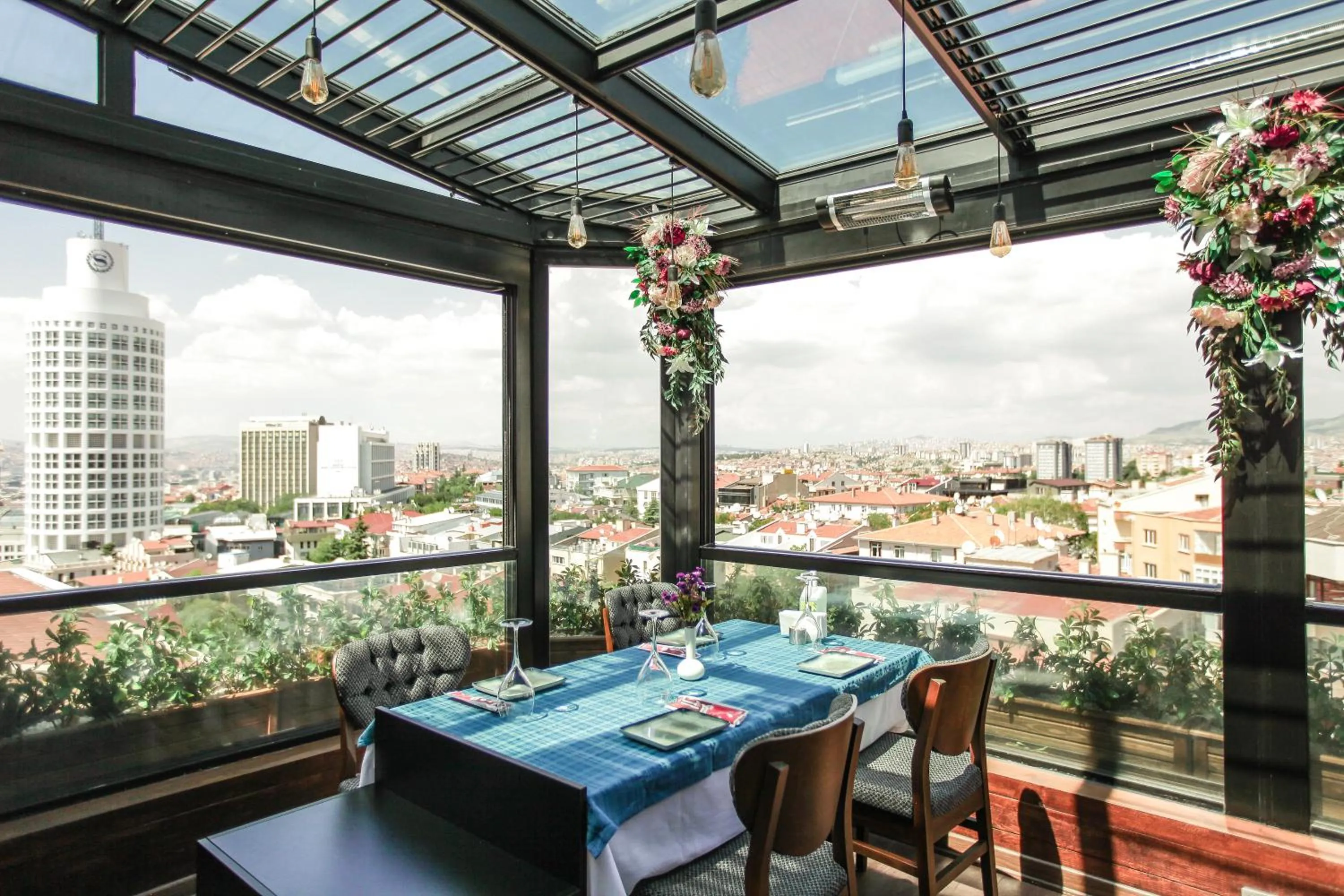 Restaurant/places to eat in The Life Hotel & Spa