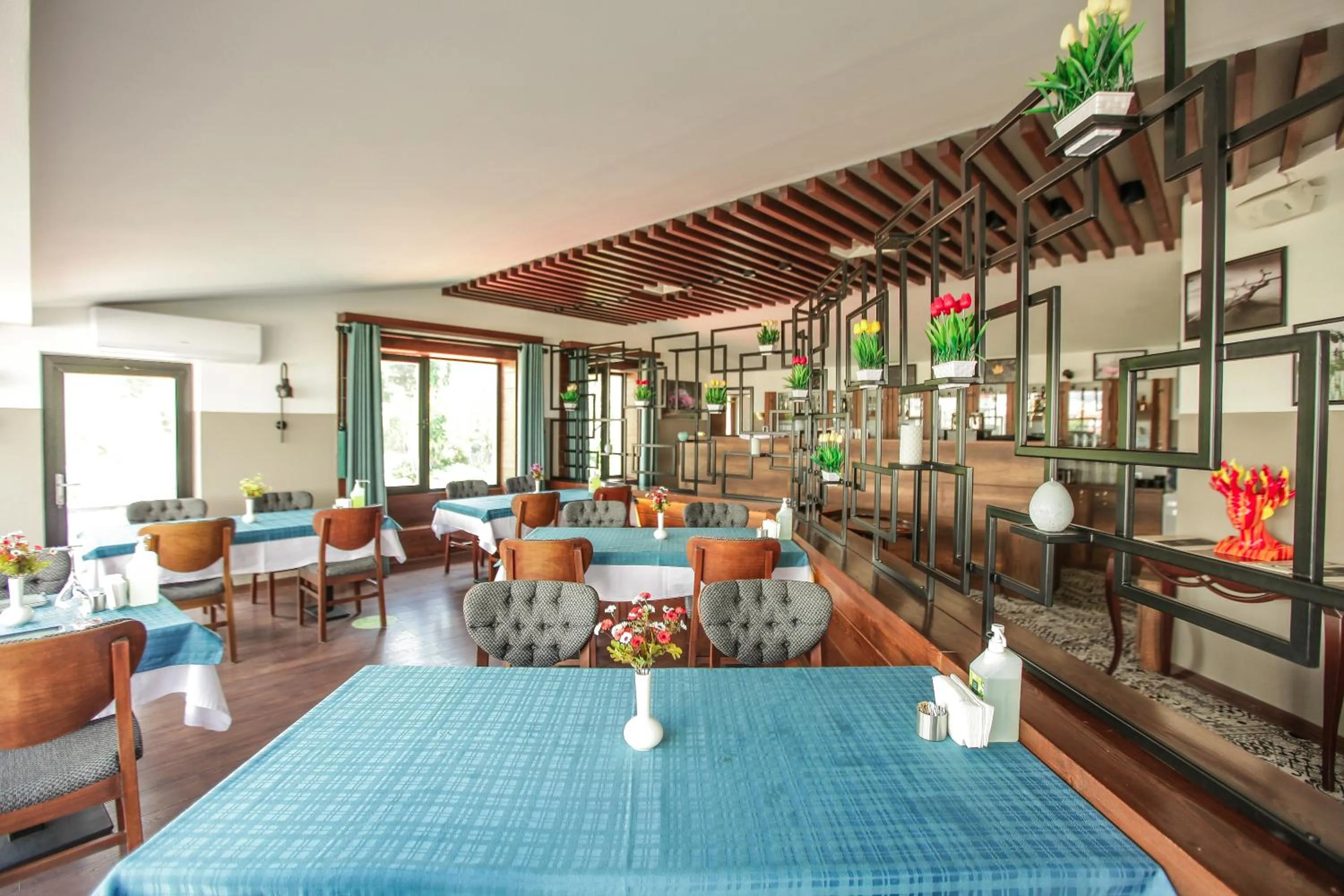 Restaurant/places to eat in The Life Hotel & Spa