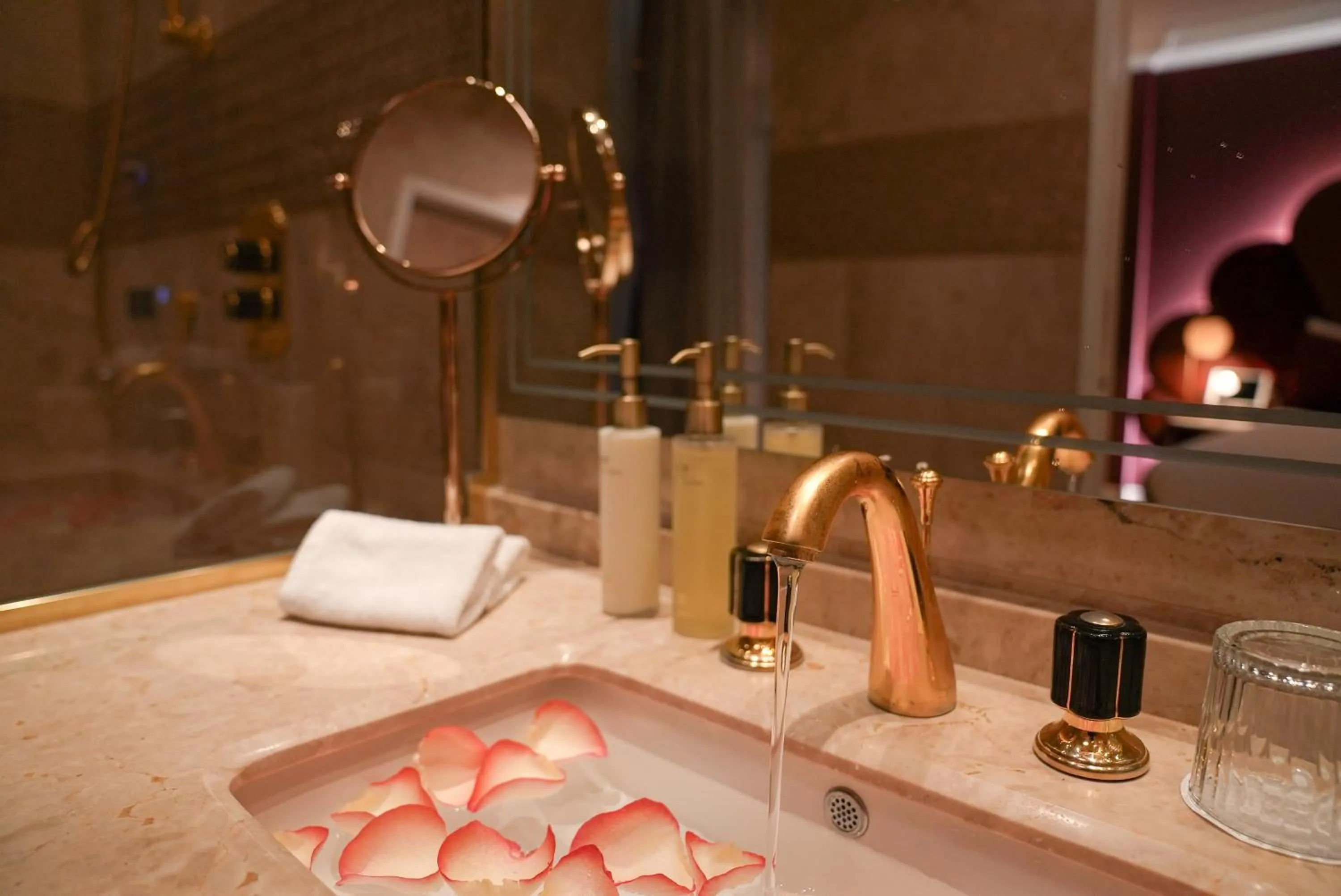 Bathroom in Paris j'Adore Hotel & Spa