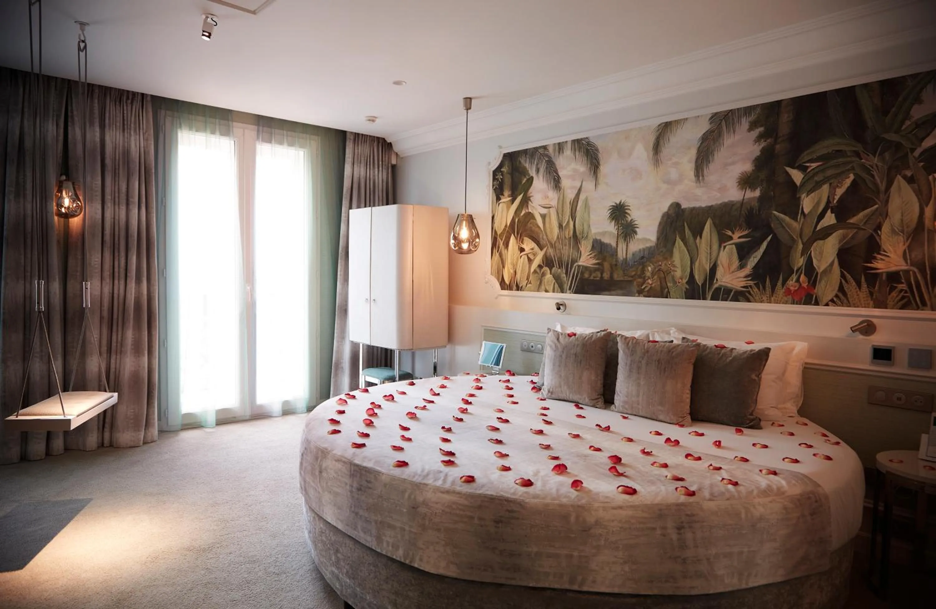 Bed in Paris j'Adore Hotel & Spa