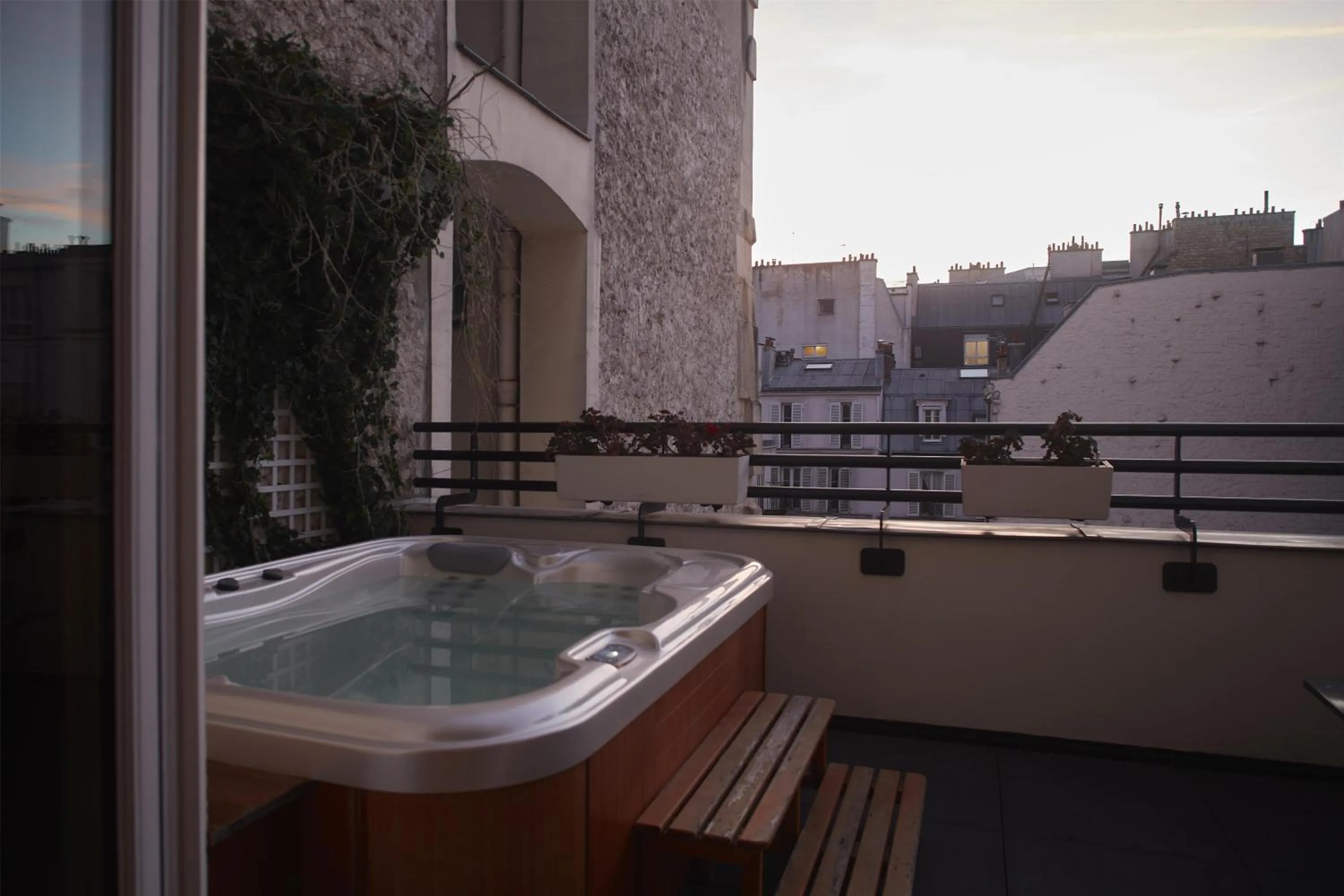 Hot Tub in Paris j'Adore Hotel & Spa
