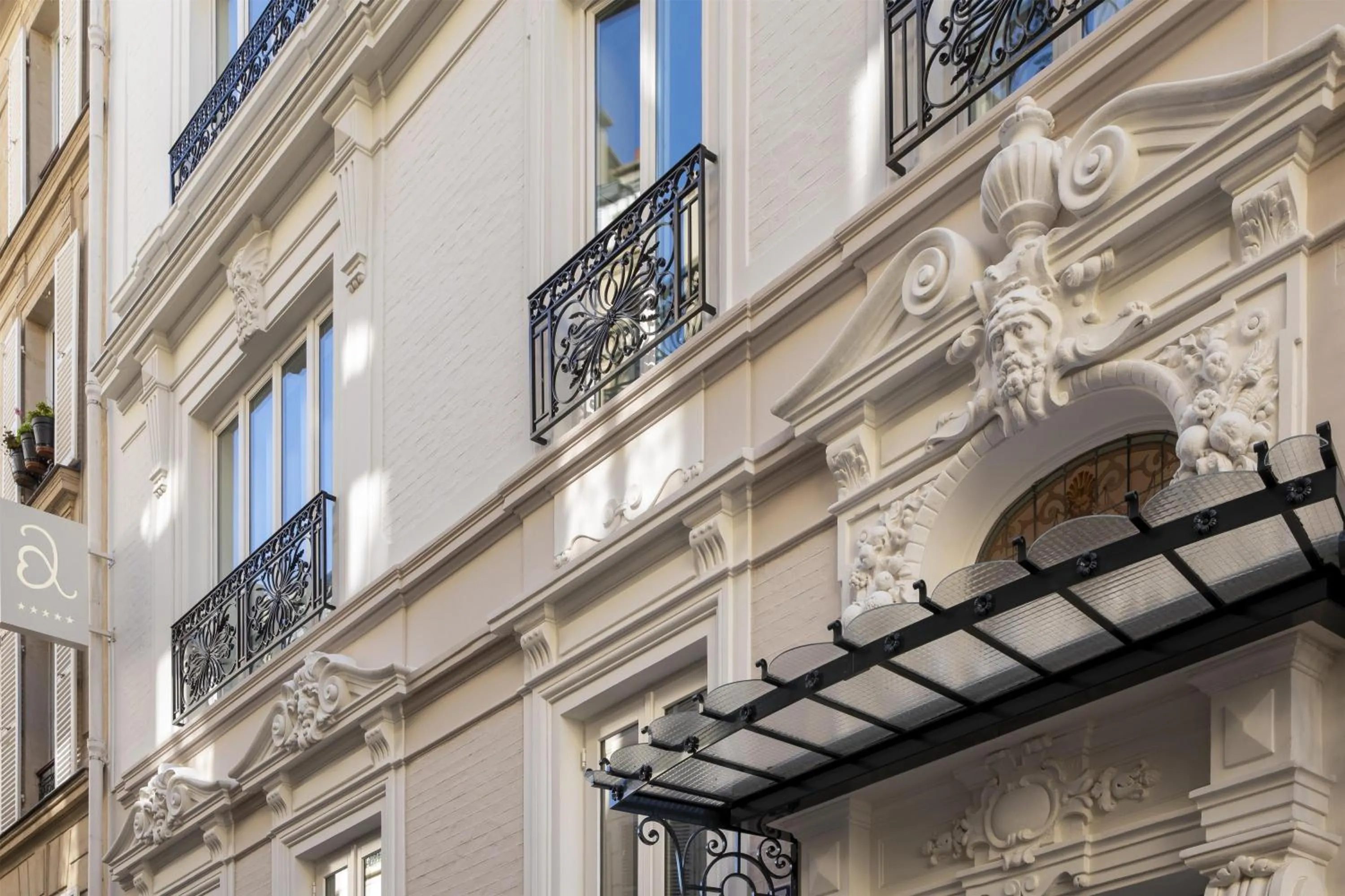 Property building in Paris j'Adore Hotel & Spa