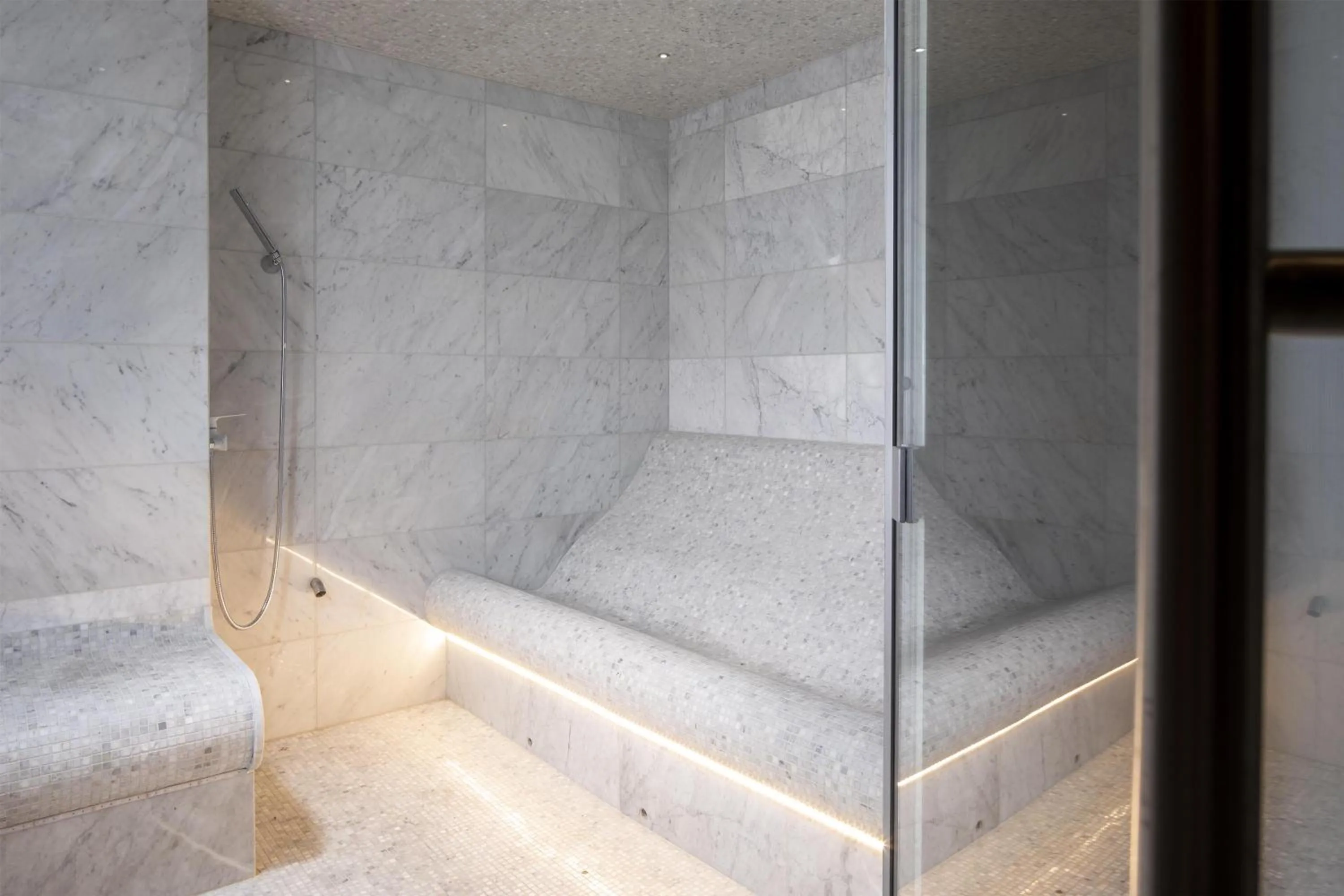 Steam room in Paris j'Adore Hotel & Spa