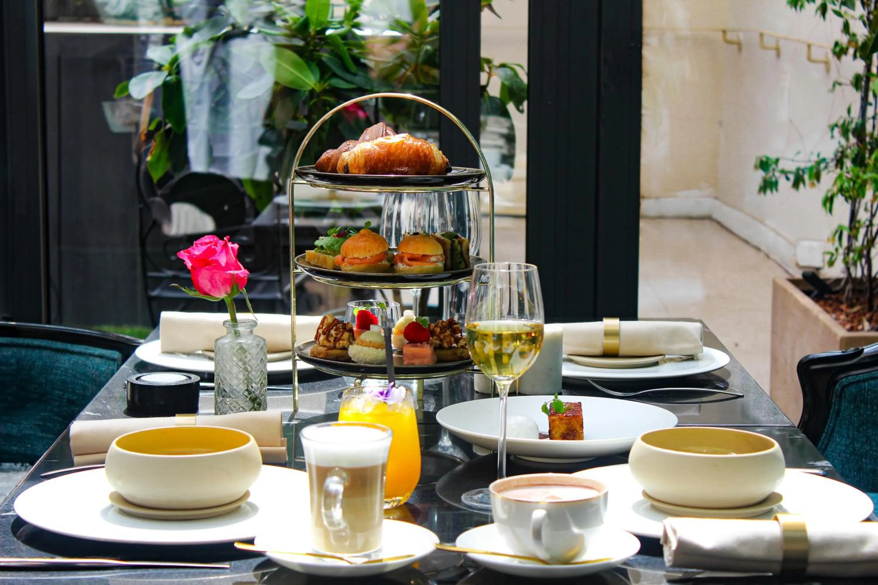 Restaurant/places to eat in Paris j'Adore Hotel & Spa