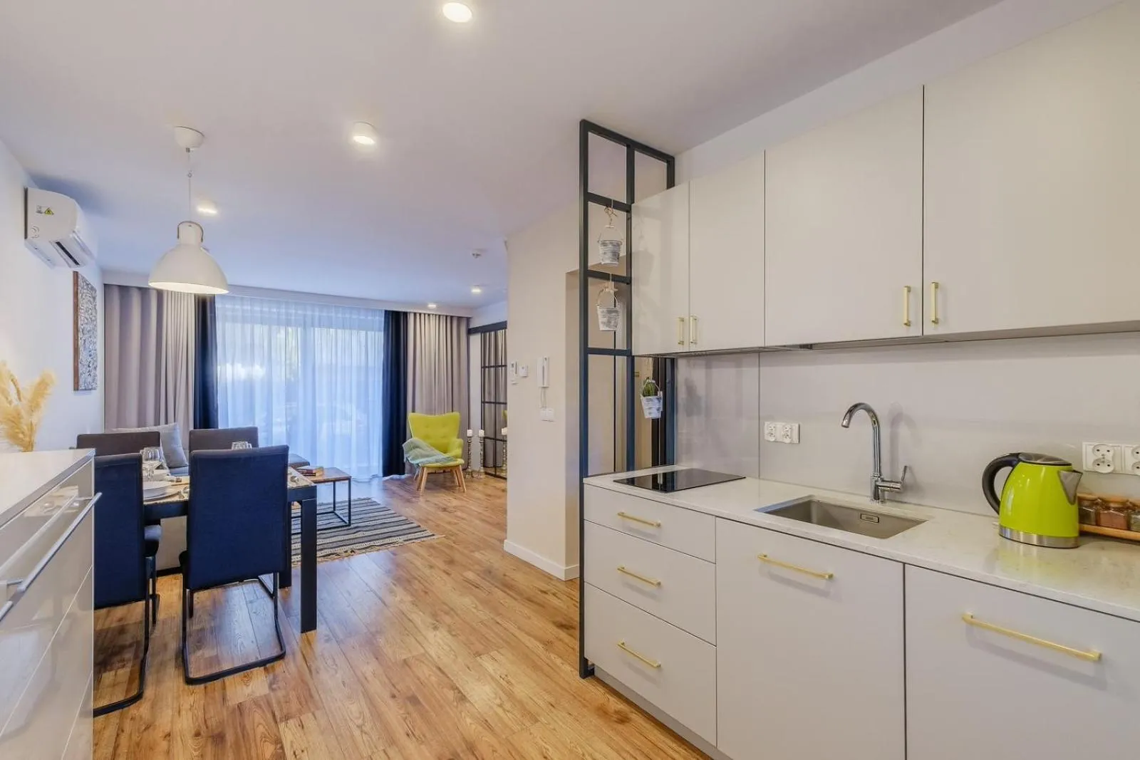 Kitchen or kitchenette in REZYDENCJA ORNAK 5 - stylowe apartamenty z balkonami i jacuzzi, 5 min pieszo do Krupówek, IZBY PODHALAŃSKIE