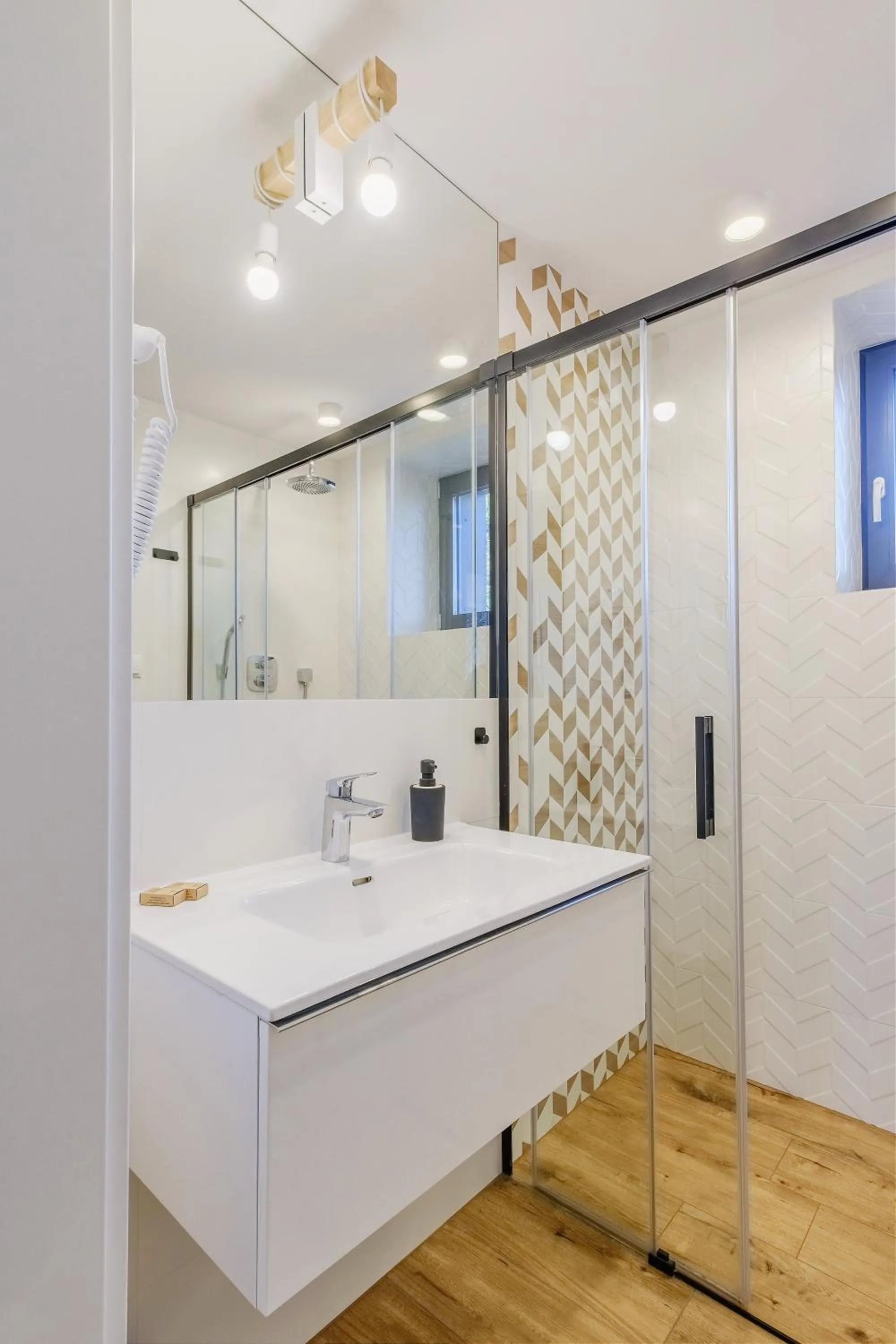 Shower in REZYDENCJA ORNAK 5 - stylowe apartamenty z balkonami i jacuzzi, 5 min pieszo do Krupówek, IZBY PODHALAŃSKIE