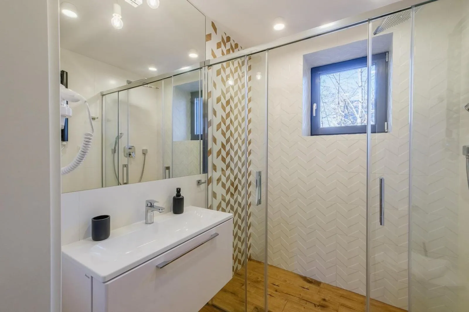 Shower in REZYDENCJA ORNAK 5 - stylowe apartamenty z balkonami i jacuzzi, 5 min pieszo do Krupówek, IZBY PODHALAŃSKIE