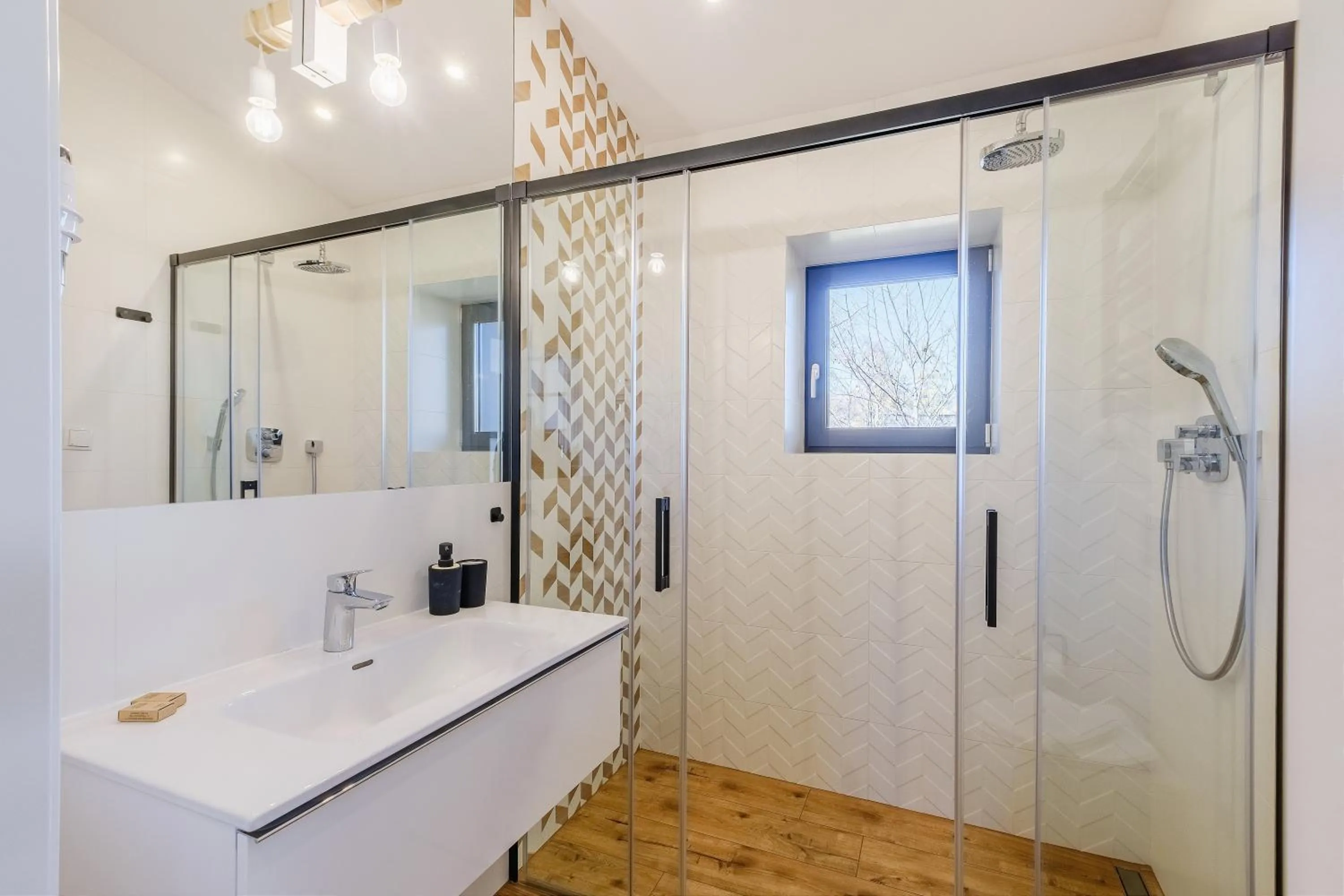 Shower in REZYDENCJA ORNAK 5 - stylowe apartamenty z balkonami i jacuzzi, 5 min pieszo do Krupówek, IZBY PODHALAŃSKIE