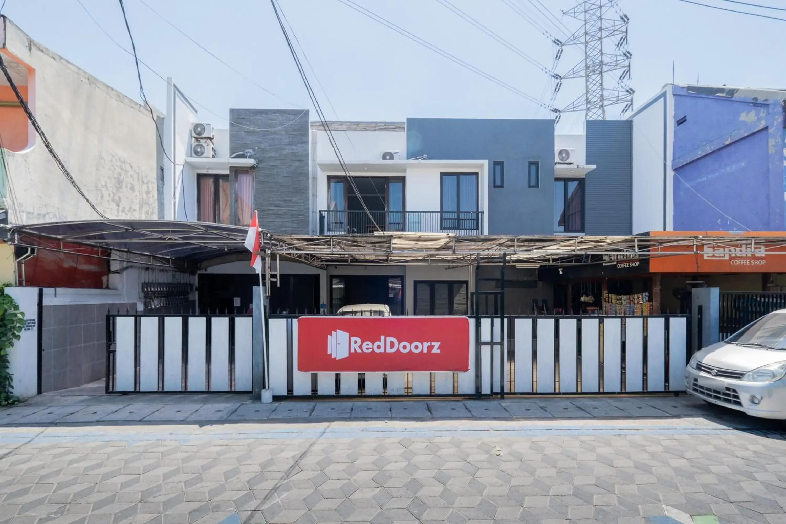 Property building in RedDoorz At Nginden Surabaya Property building in RedDoorz At Nginden Surabaya