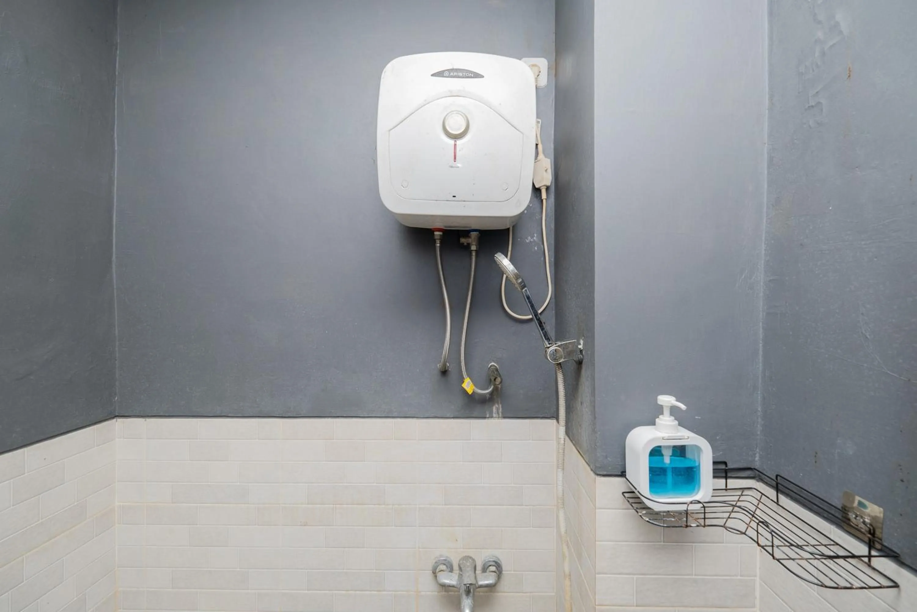 Shower in RedDoorz At Nginden Surabaya