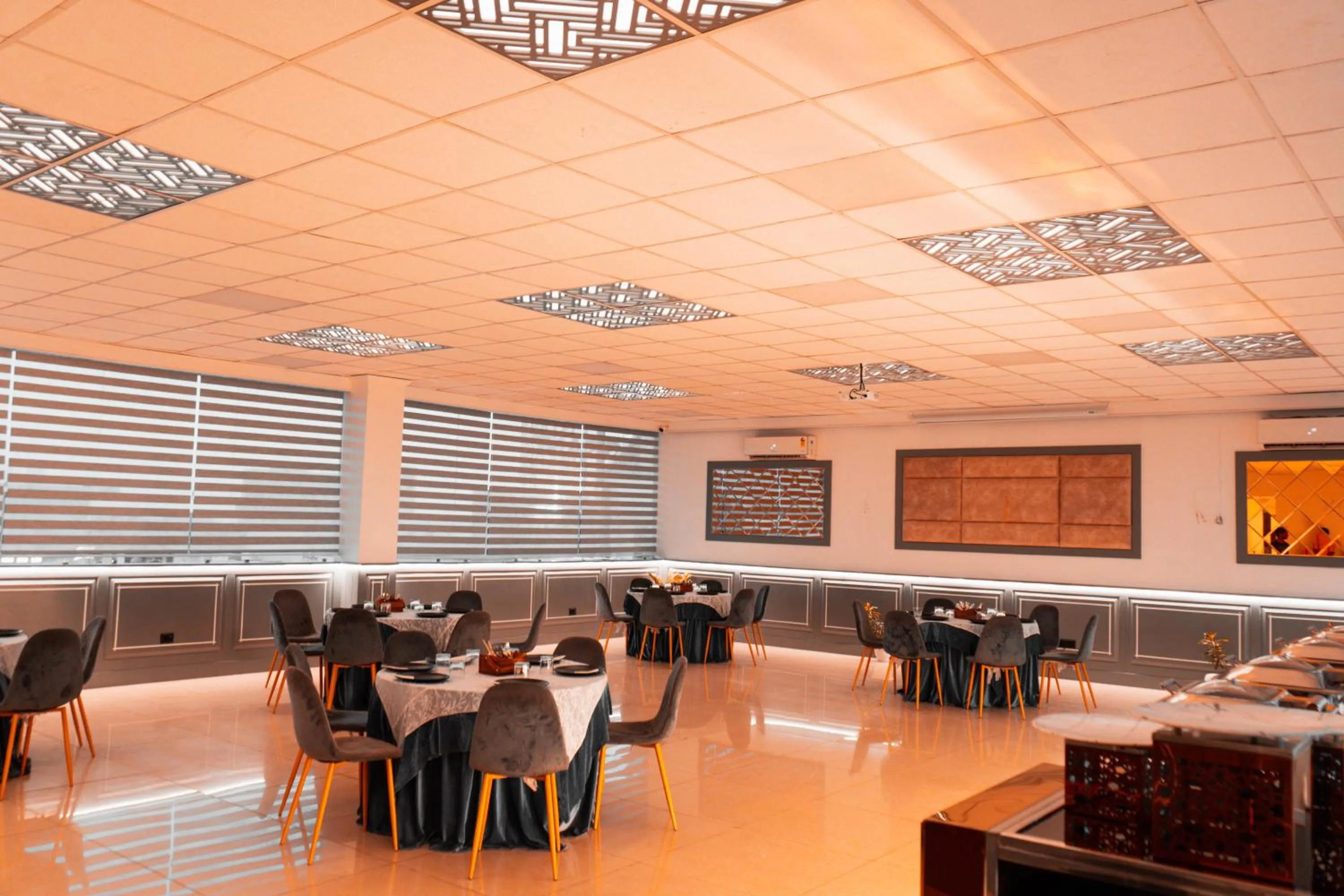 Restaurant/places to eat in Hotel Doon's Pride