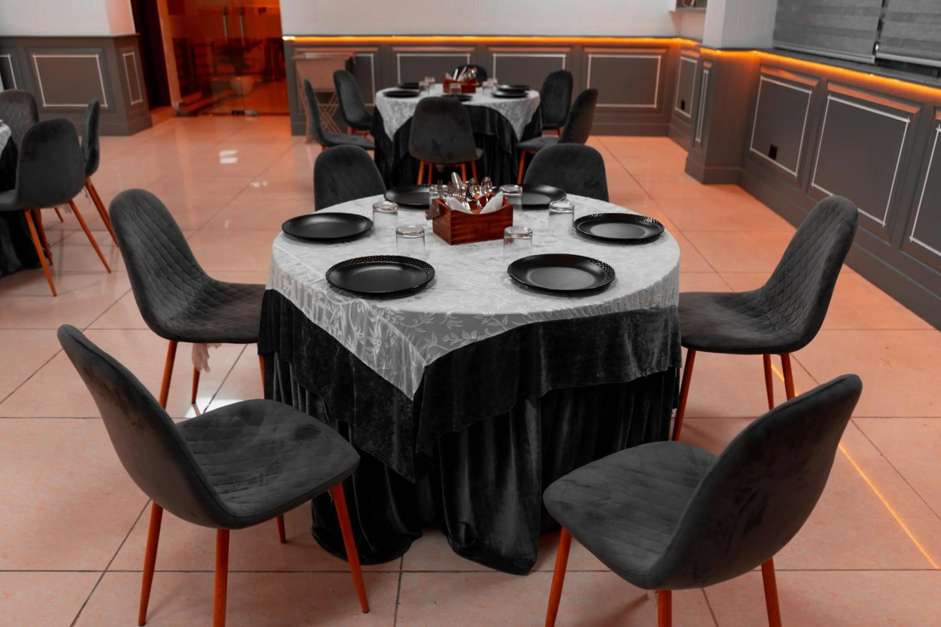 Restaurant/places to eat in Hotel Doon's Pride