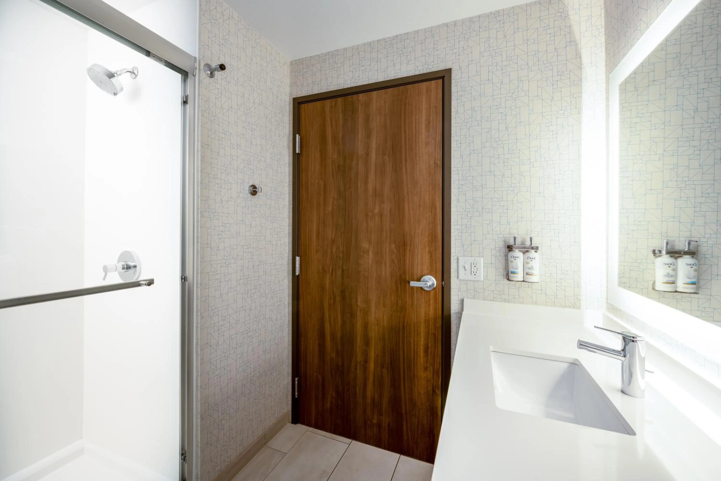 Bathroom in Holiday Inn Express & Suites - Gilbert - Mesa Gateway Airport
