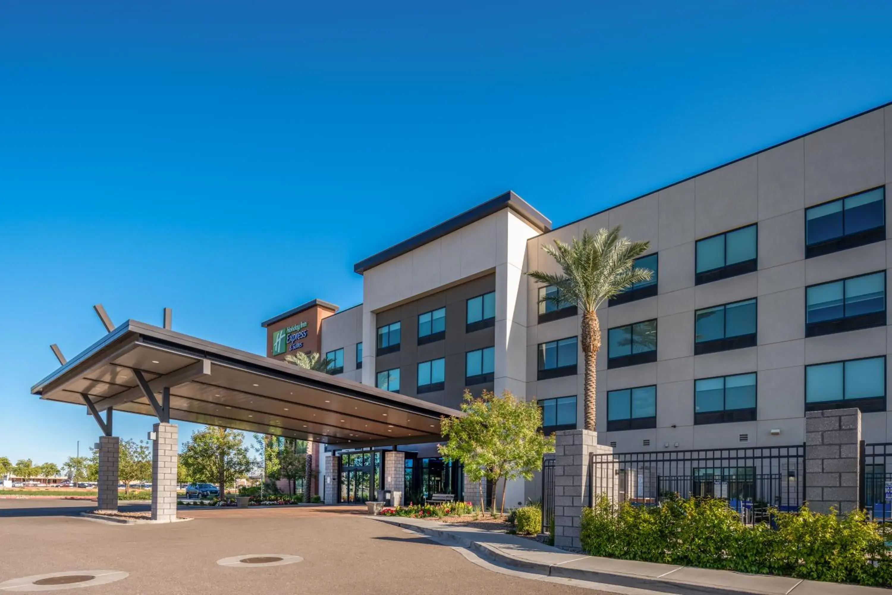 Property building in Holiday Inn Express & Suites - Gilbert - Mesa Gateway Airport Property building in Holiday Inn Express & Suites - Gilbert - Mesa Gateway Airport