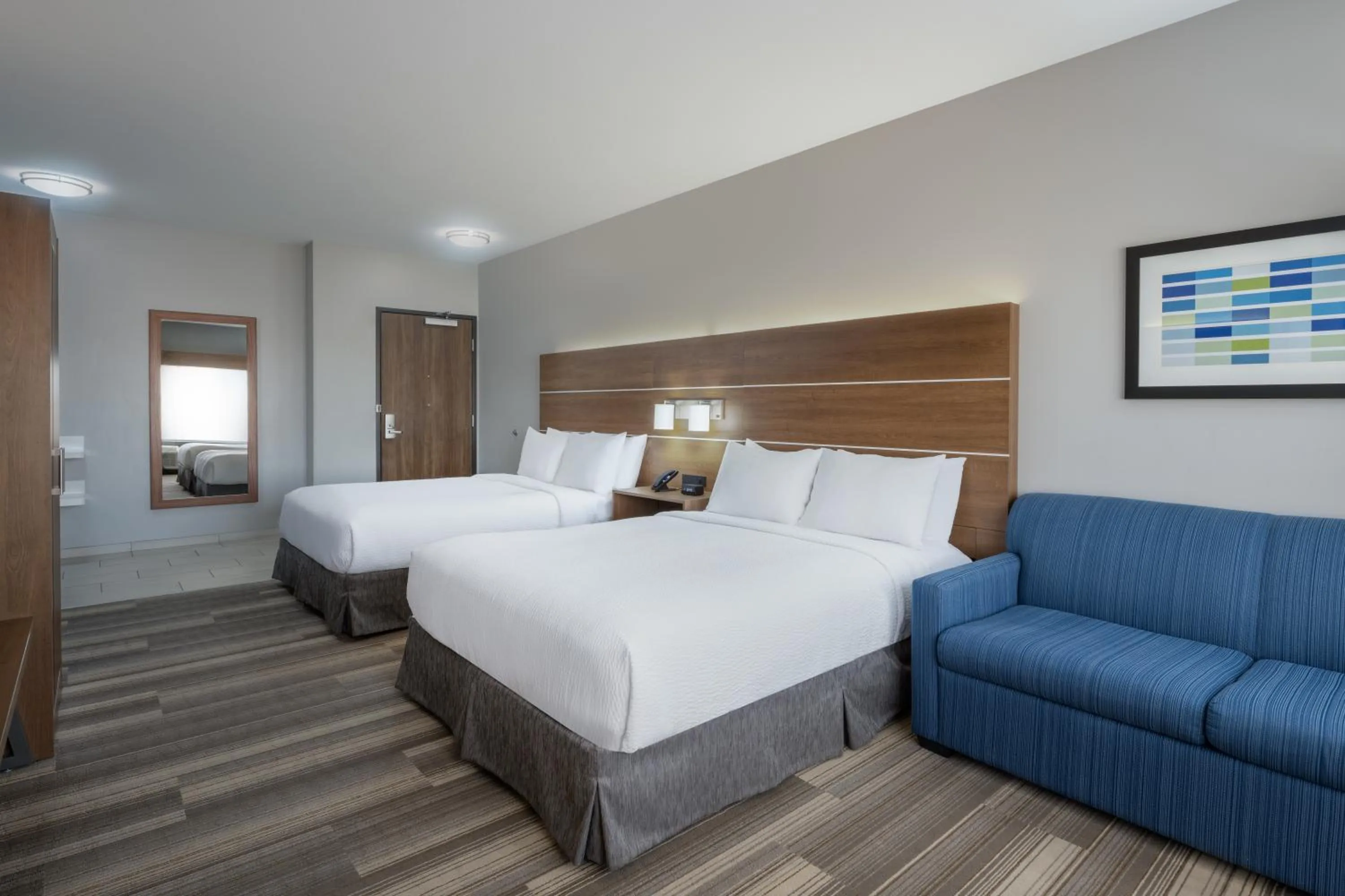 Living room, Bed in Holiday Inn Express & Suites - Gilbert - Mesa Gateway Airport