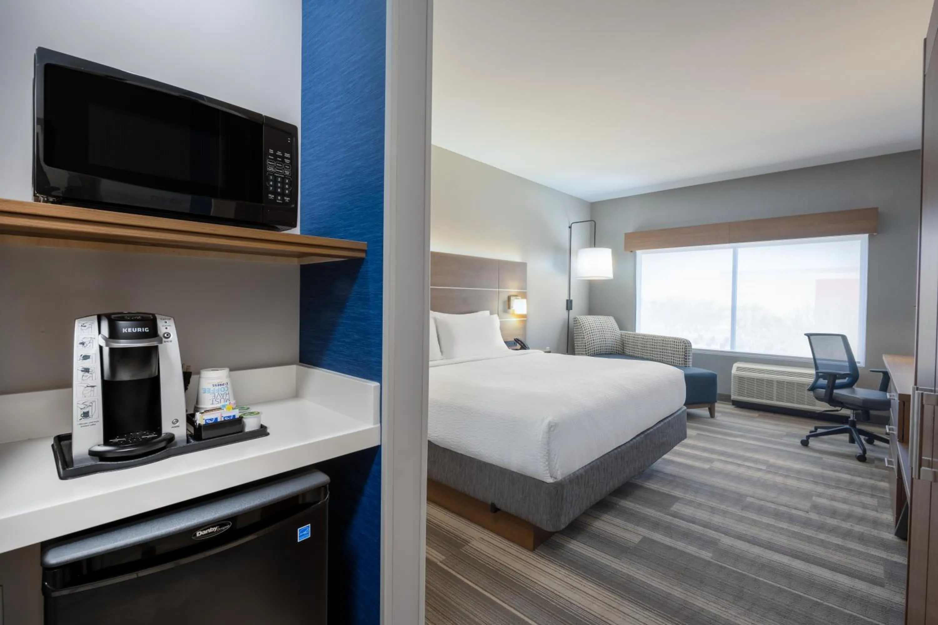 Coffee/tea facilities, Bed in Holiday Inn Express & Suites - Gilbert - Mesa Gateway Airport