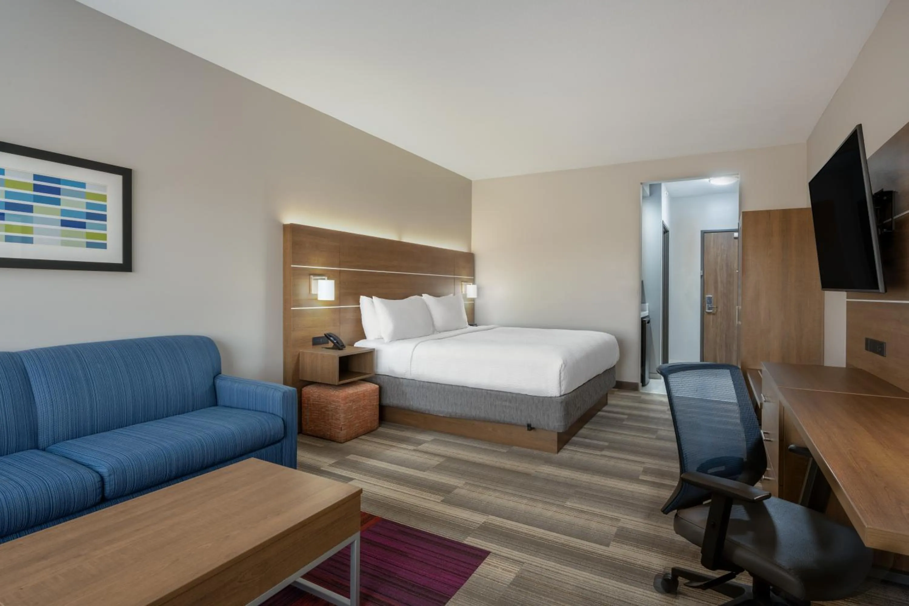 Living room, Bed in Holiday Inn Express & Suites - Gilbert - Mesa Gateway Airport