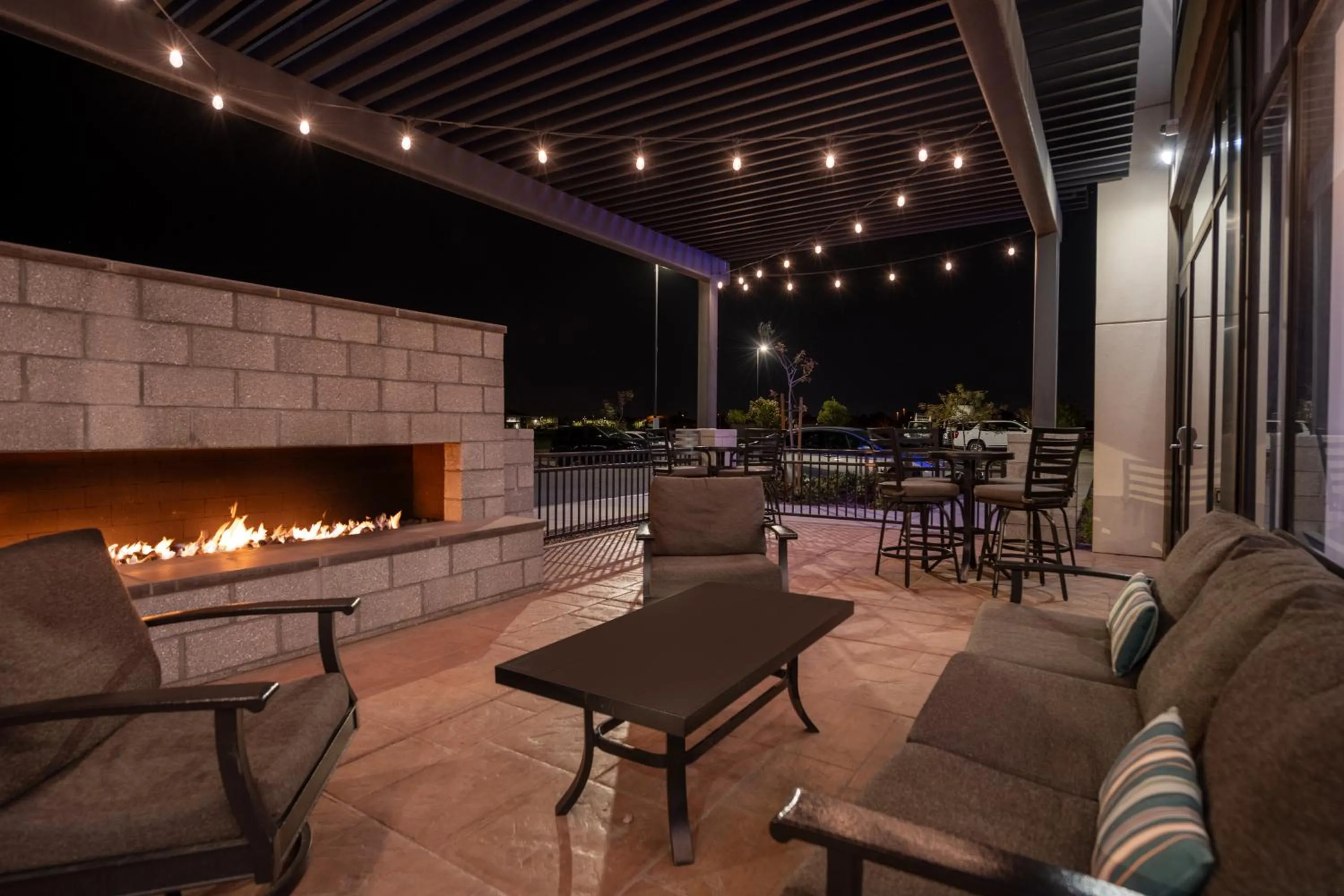 Patio in Holiday Inn Express & Suites - Gilbert - Mesa Gateway Airport