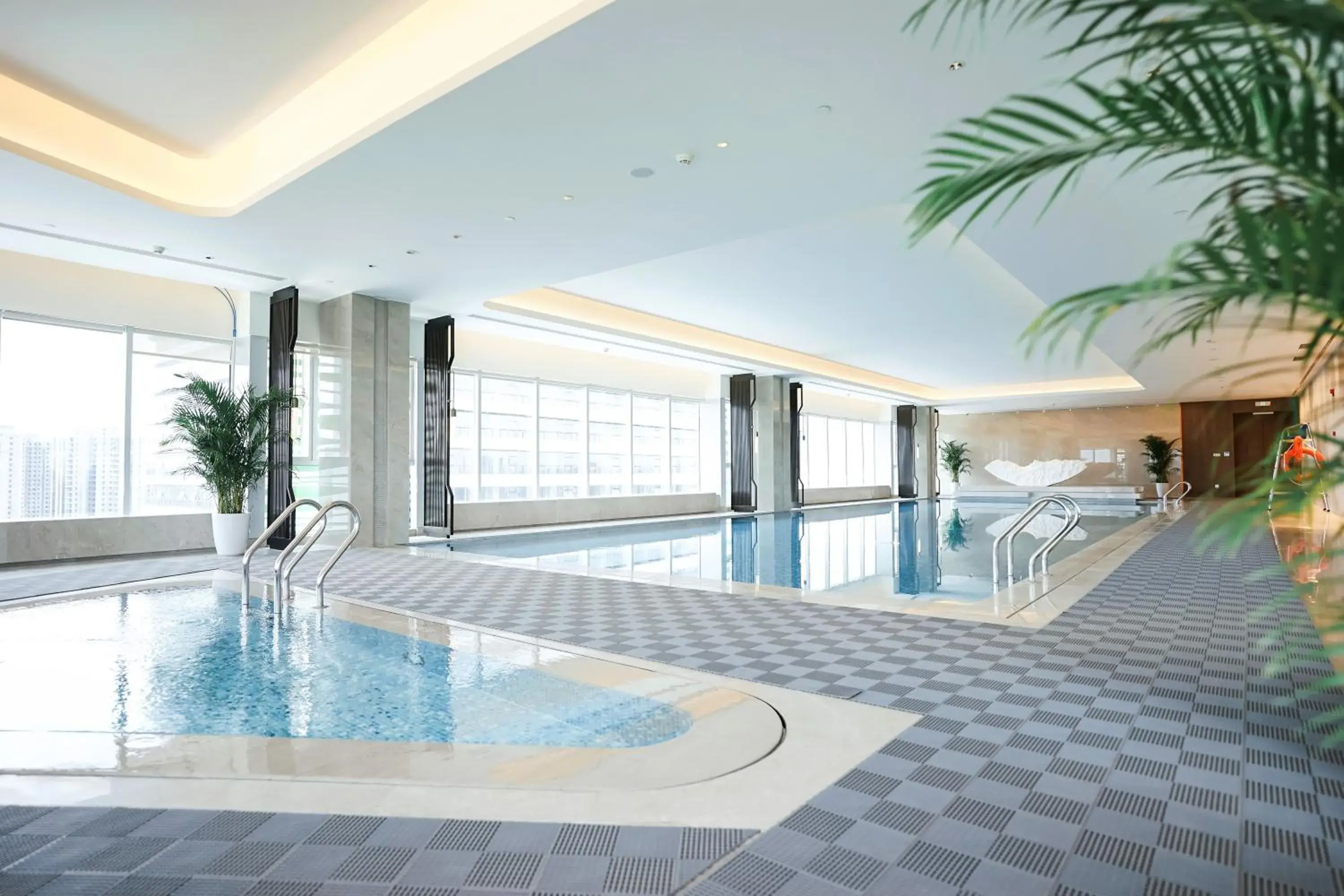 Swimming pool in Crowne Plaza Wuhan Optics Valley by IHG Swimming pool in Crowne Plaza Wuhan Optics Valley by IHG