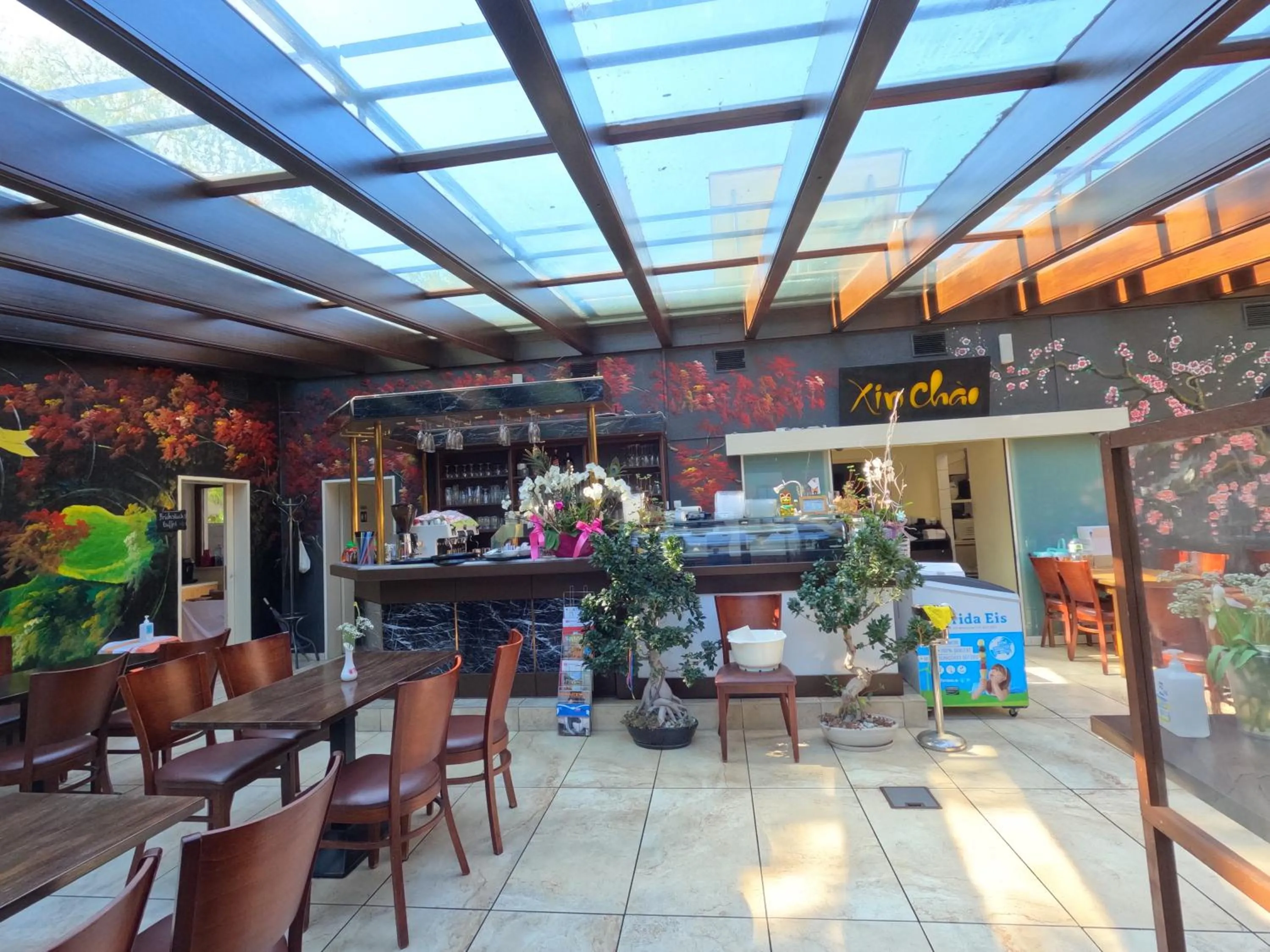 Restaurant/places to eat in Hotel Diana