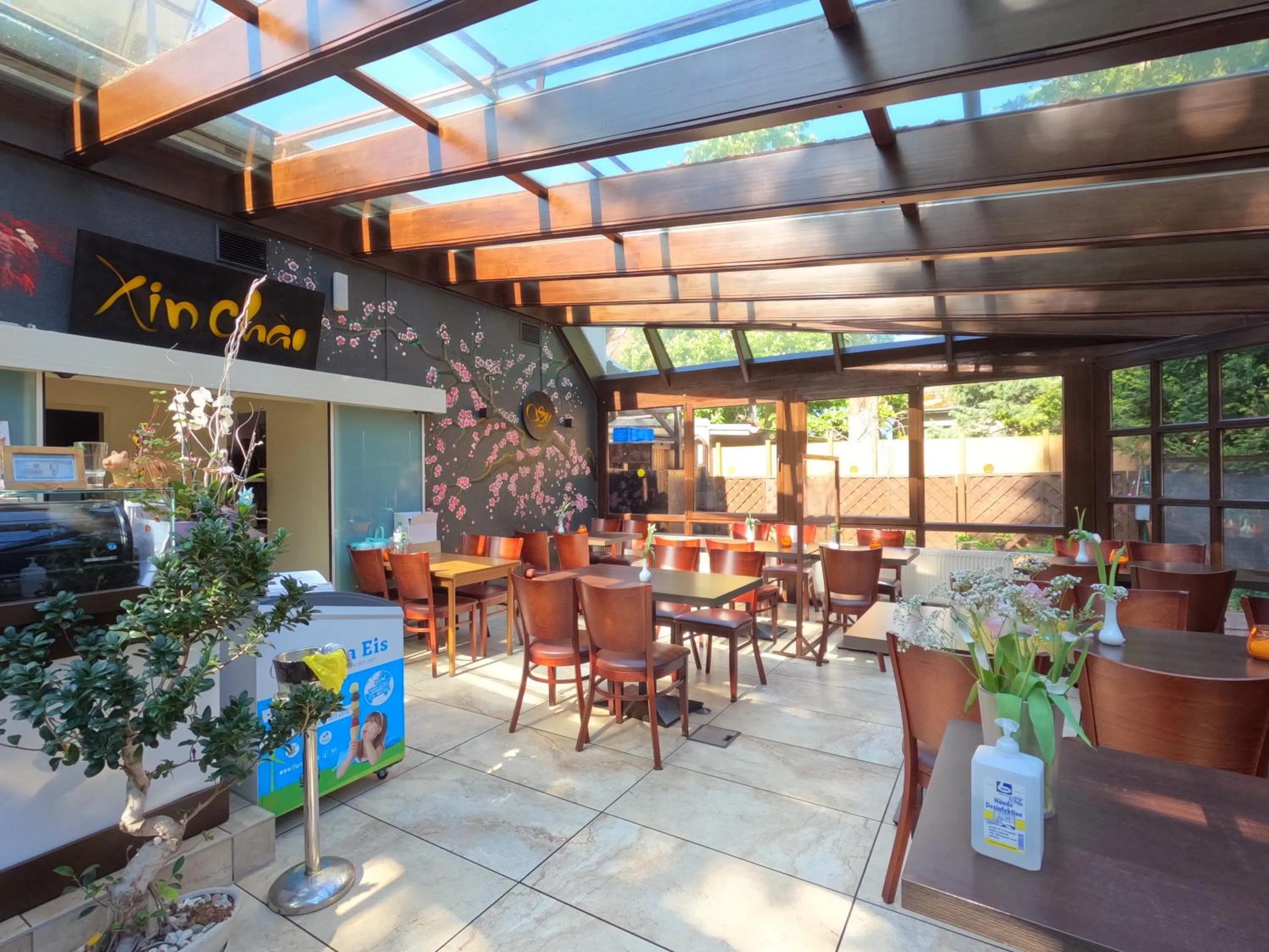 Restaurant/places to eat in Hotel Diana