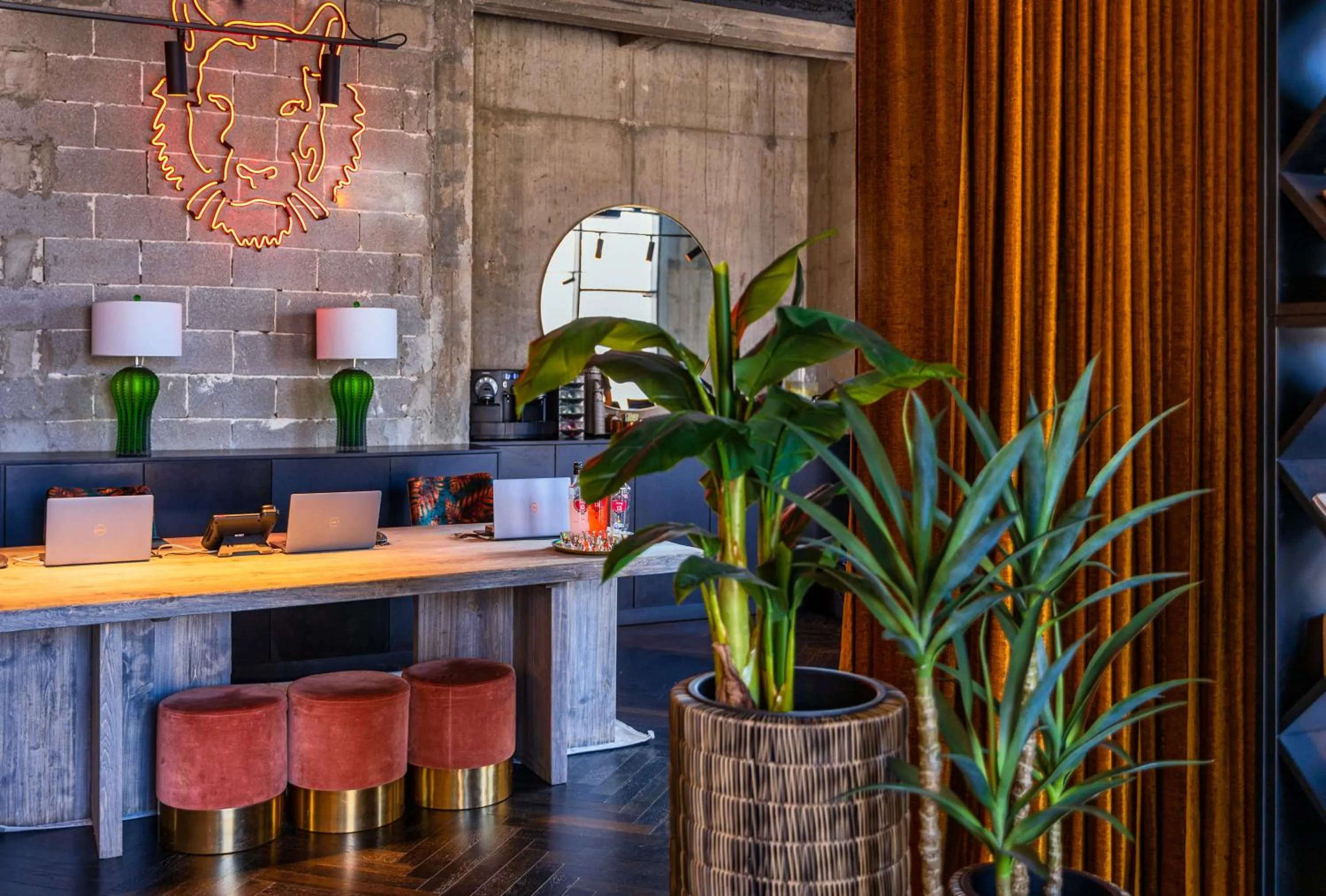 Lobby or reception in Brown Machne Yehuda