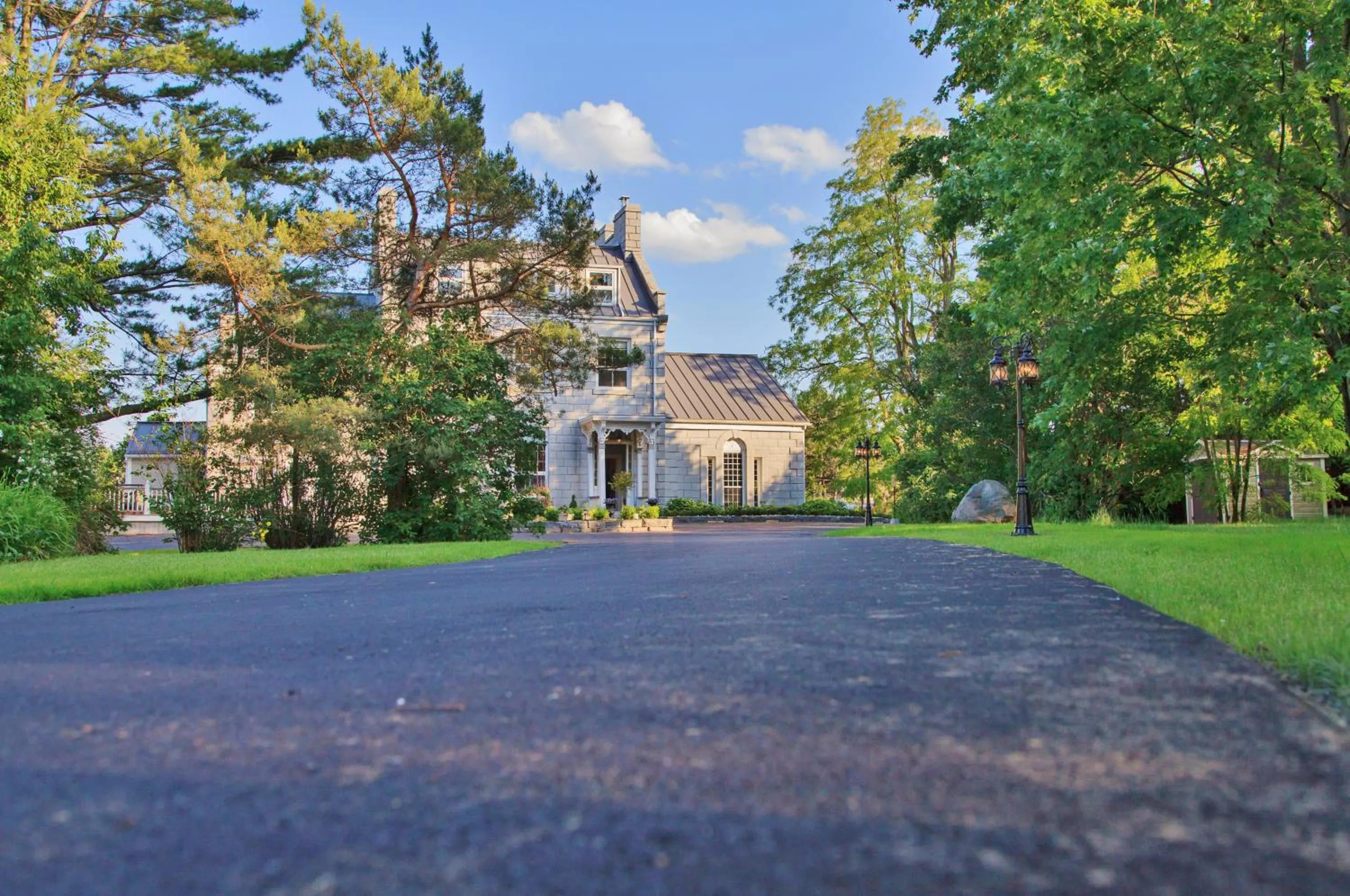 Property building in All Suites Whitney Manor