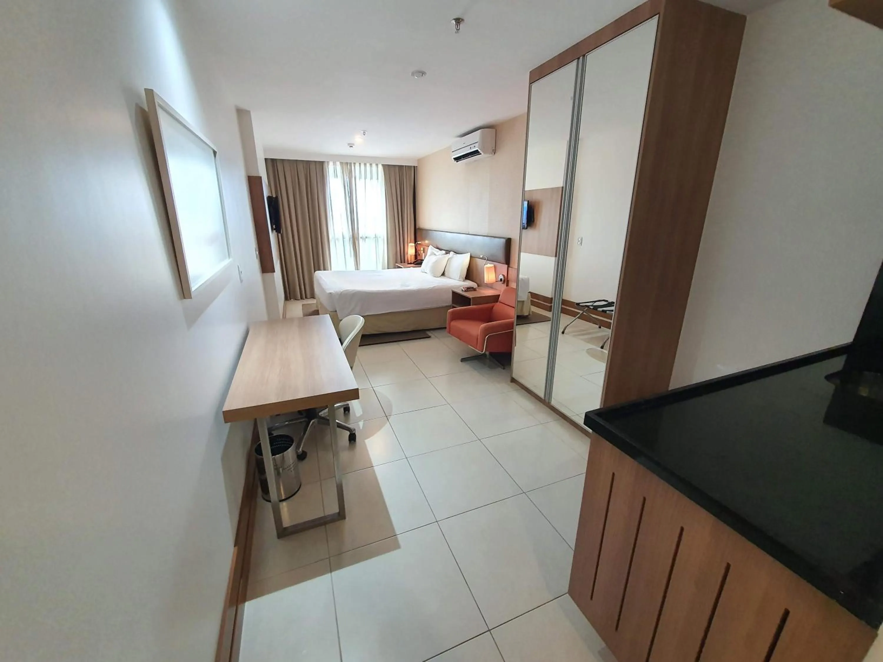 Seating area in Flat no Athos Bulcão Executive By Rei dos Flats