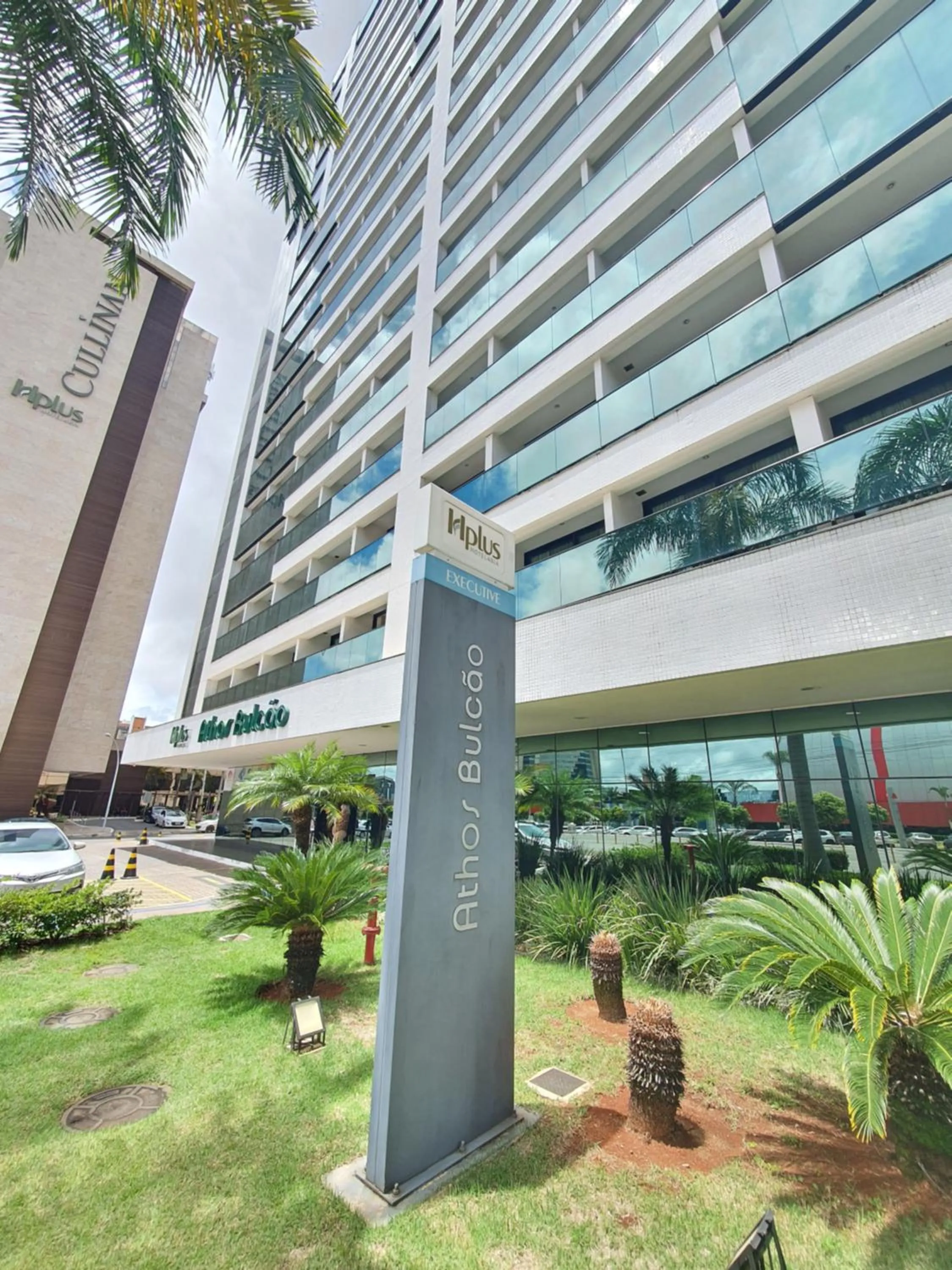 Facade/entrance in Flat no Athos Bulcão Executive By Rei dos Flats