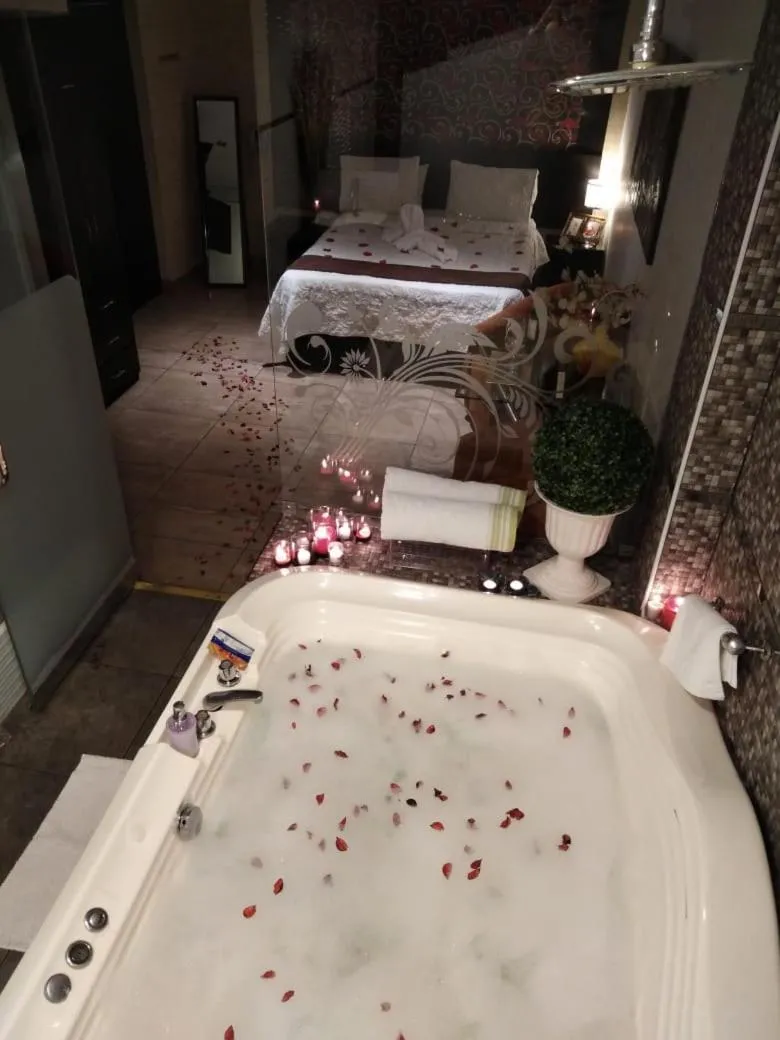Shower, Bed in Monterrico Hotel Perú