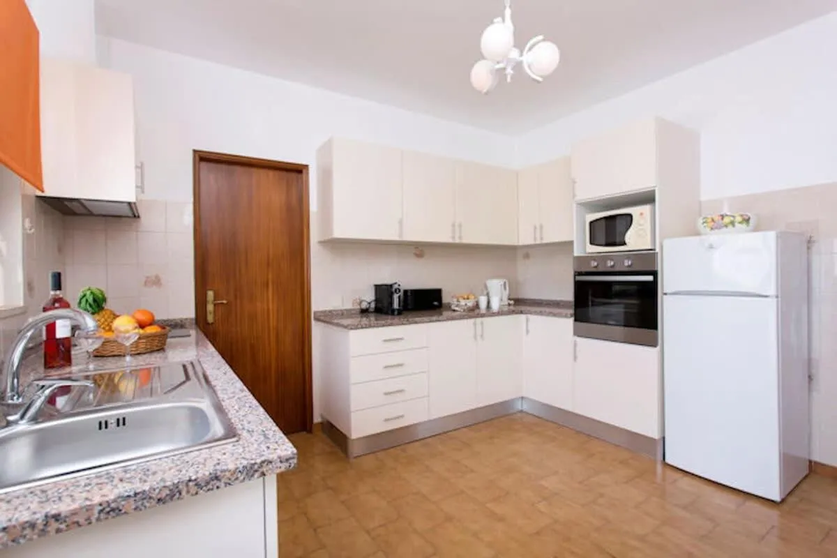 Casa Silver, Gale - Sleeps 9 close to amenities and beach!