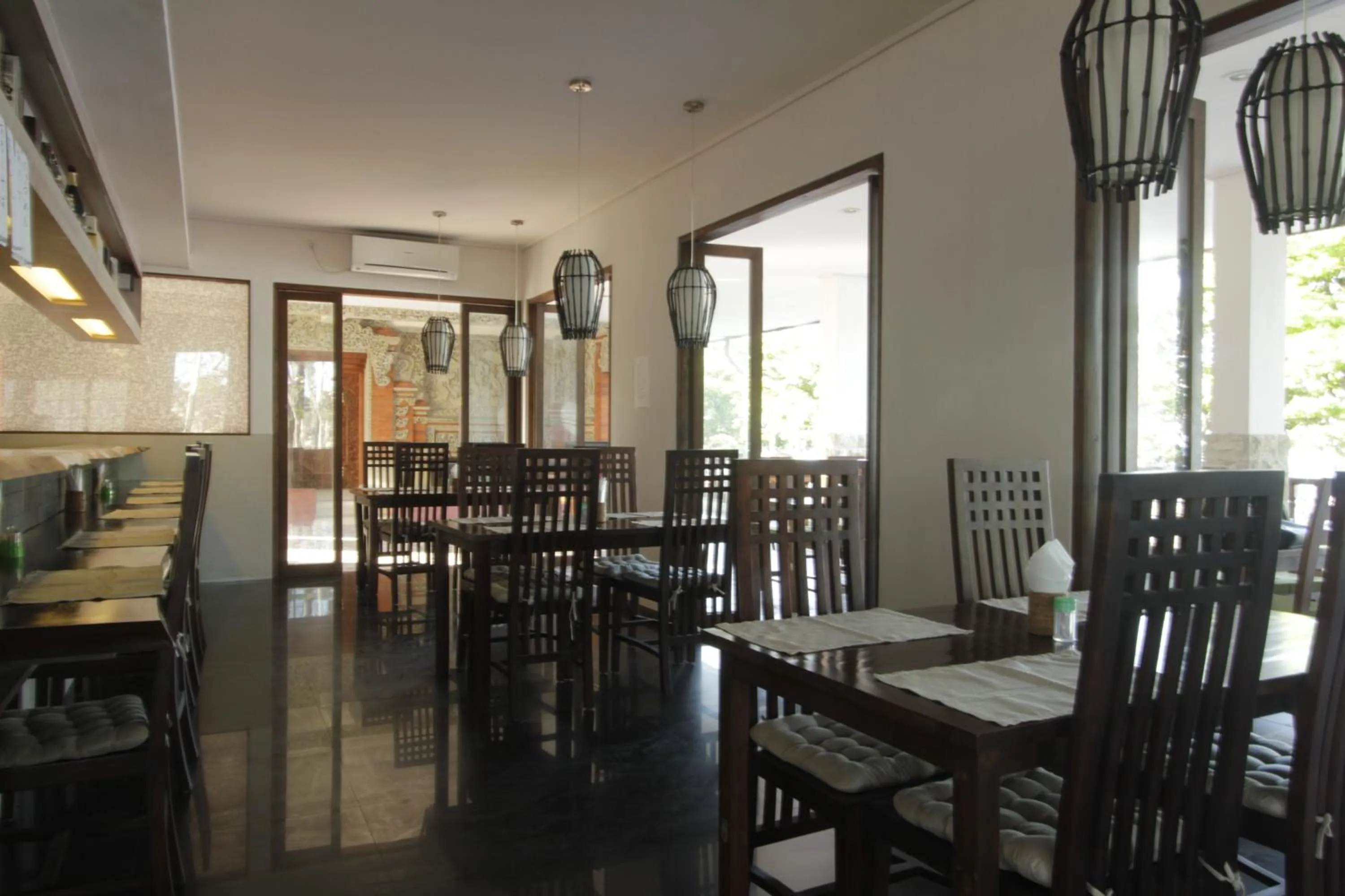 Restaurant/places to eat in Alit Beach Resort and Villas