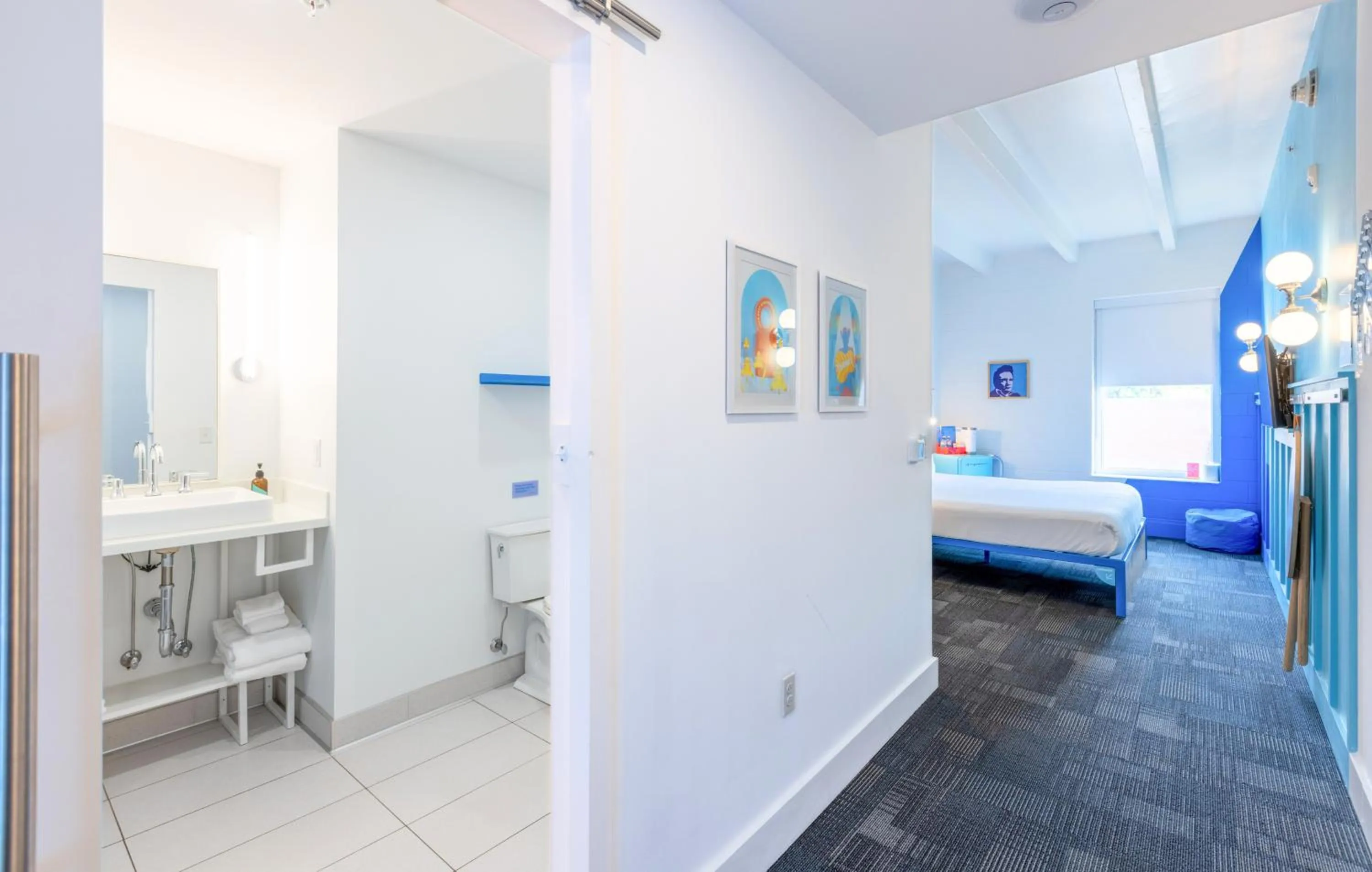 Bathroom, Bed in The Gallatin