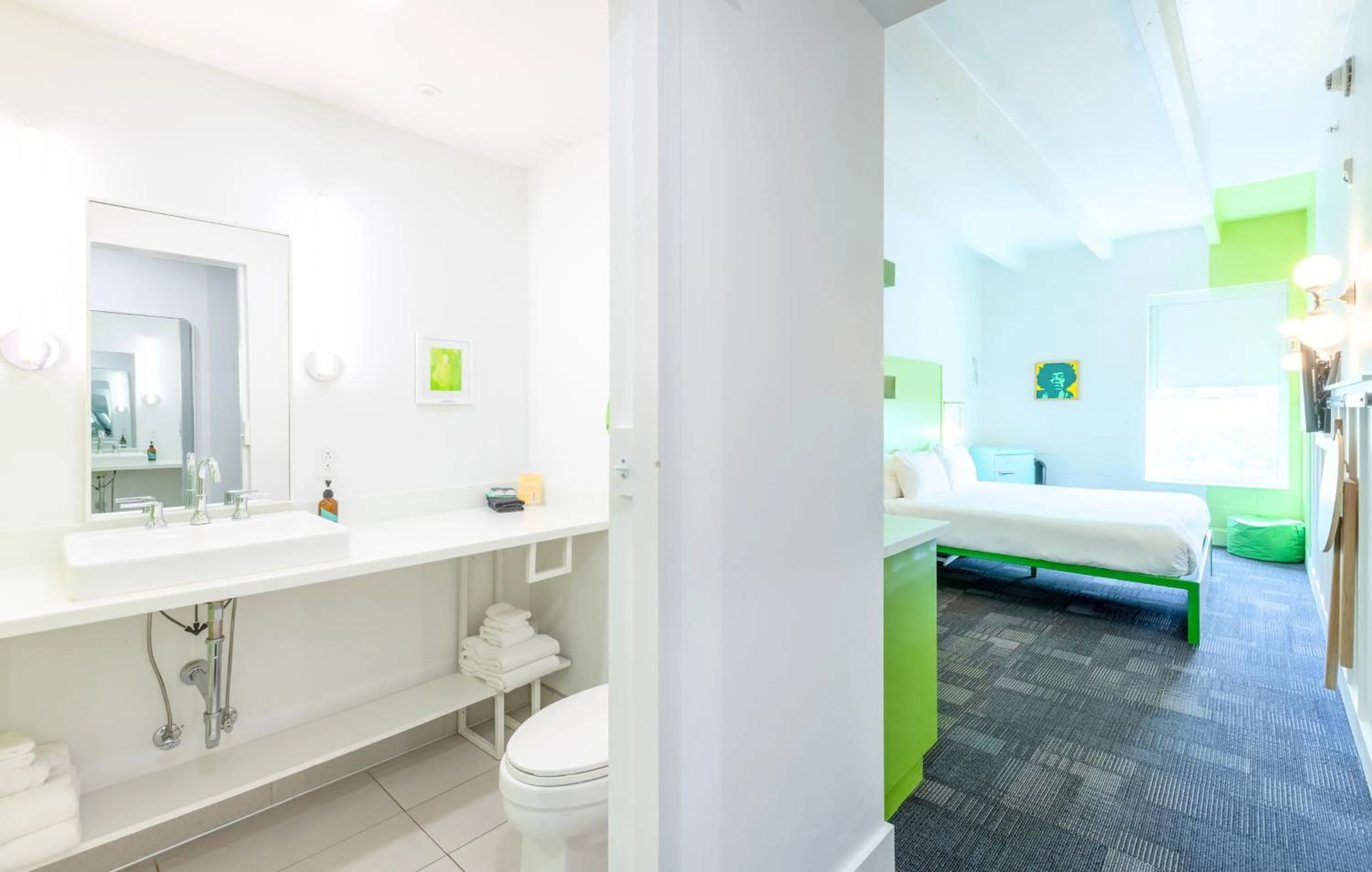 Bathroom, Bed in The Gallatin