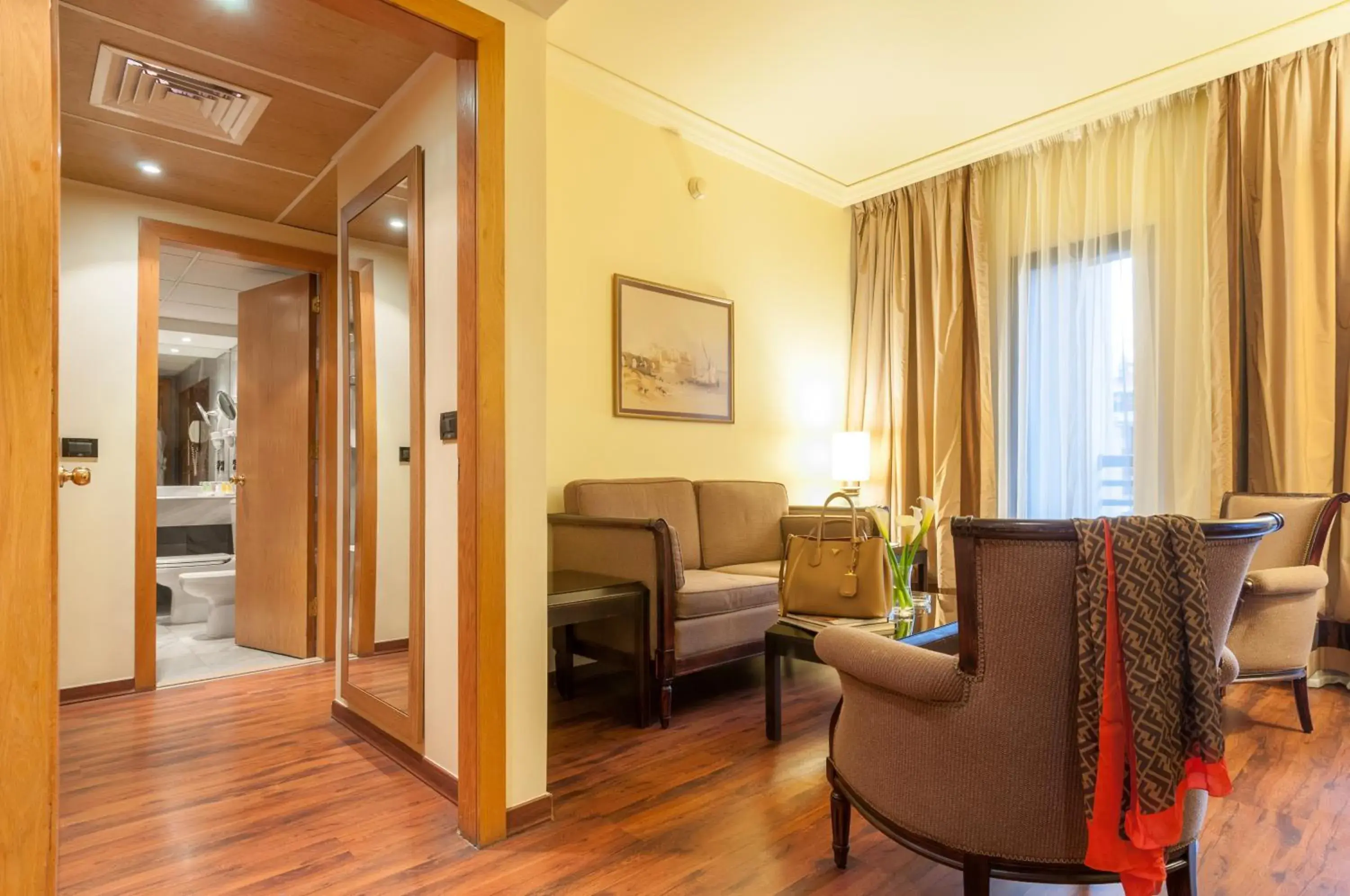 Living room, Bed in Le Commodore Hotel Living room, Bed in Le Commodore Hotel