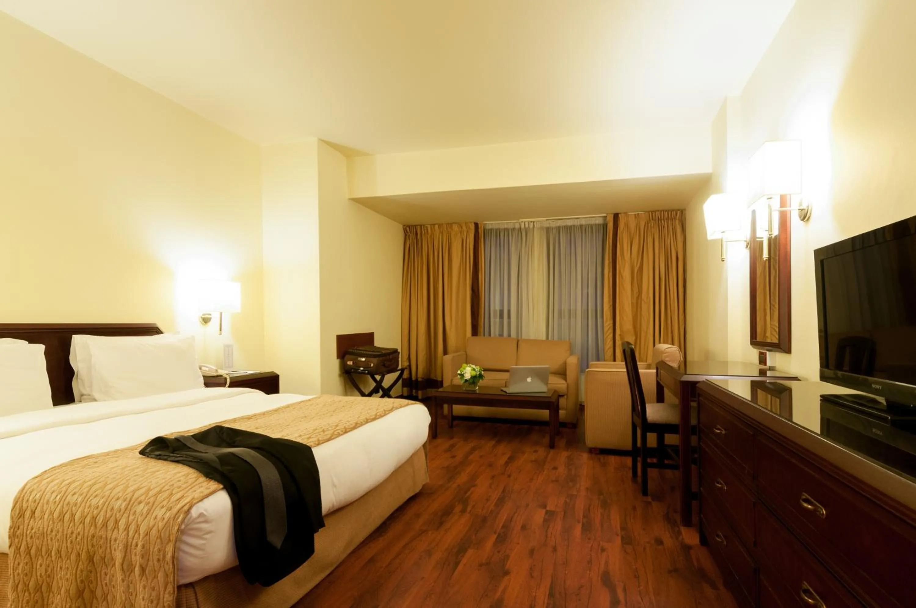 Seating area, Bed in Le Commodore Hotel