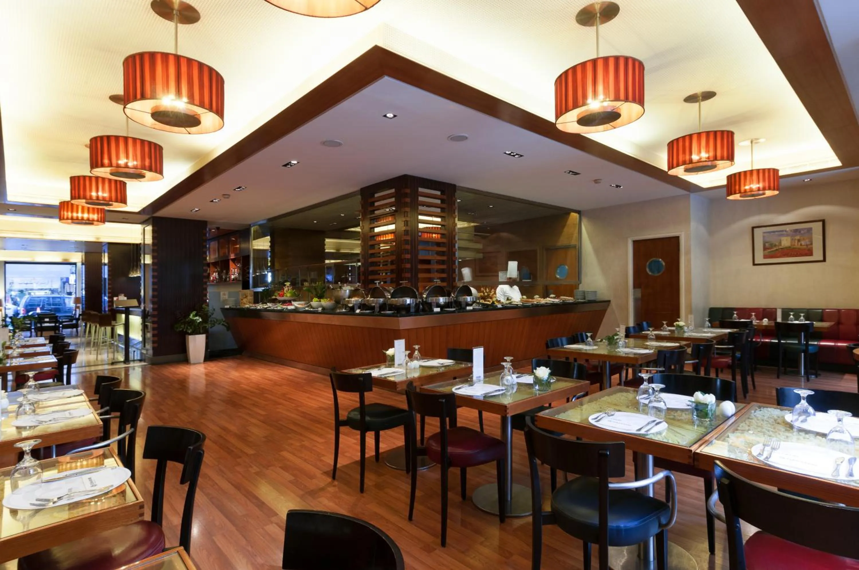 Restaurant/places to eat in Le Commodore Hotel