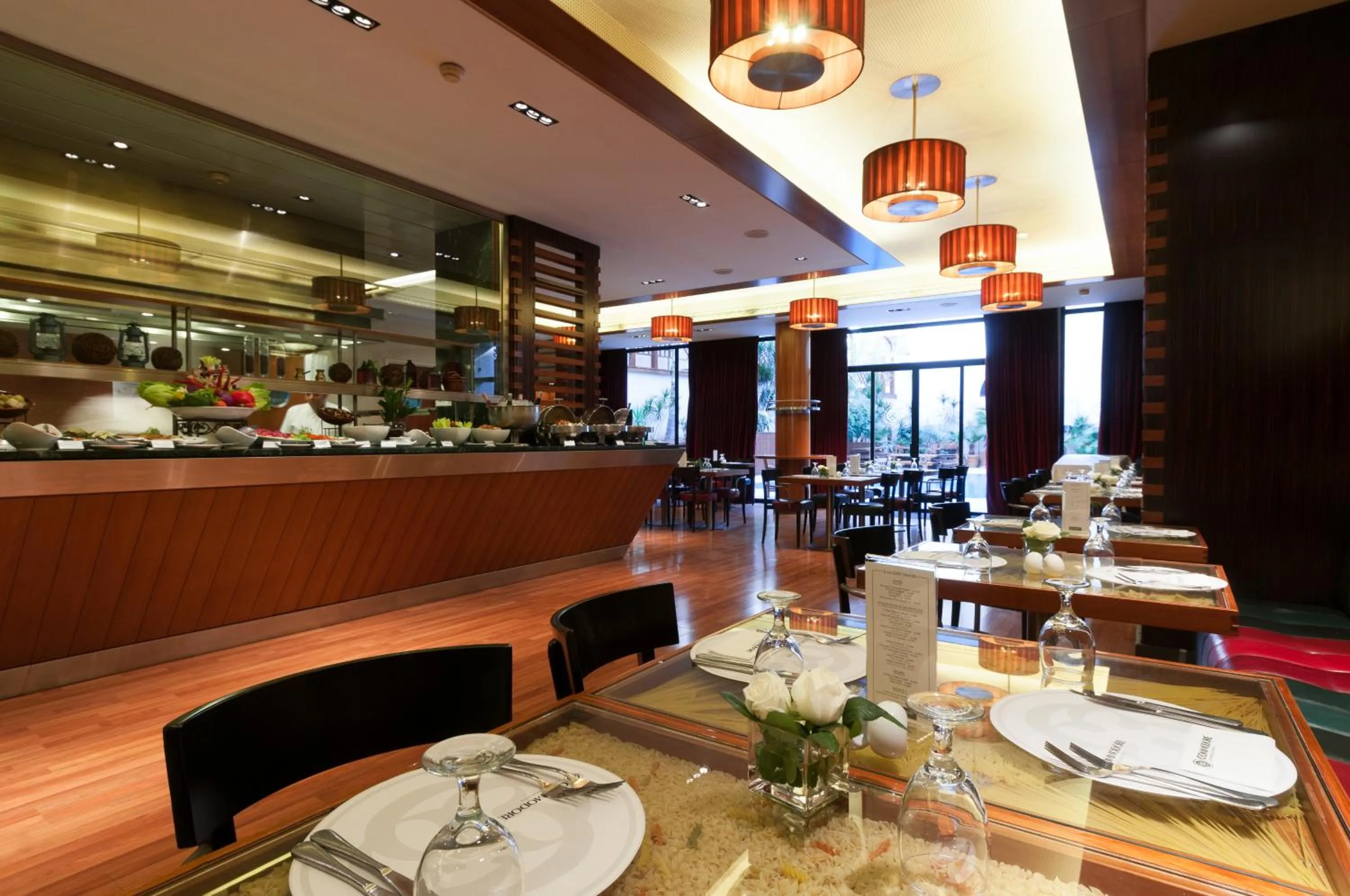 Restaurant/places to eat in Le Commodore Hotel