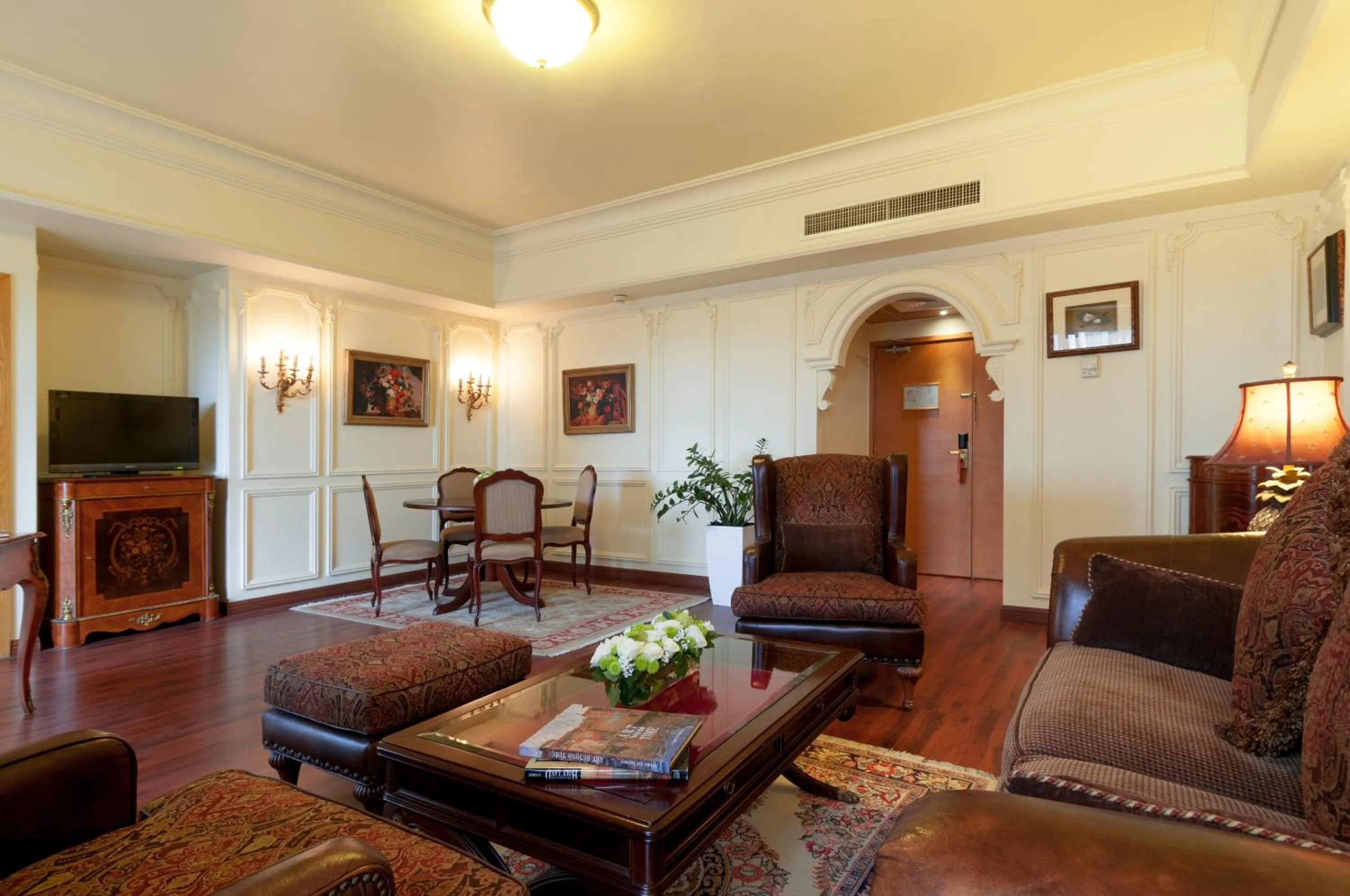 Seating area in Le Commodore Hotel