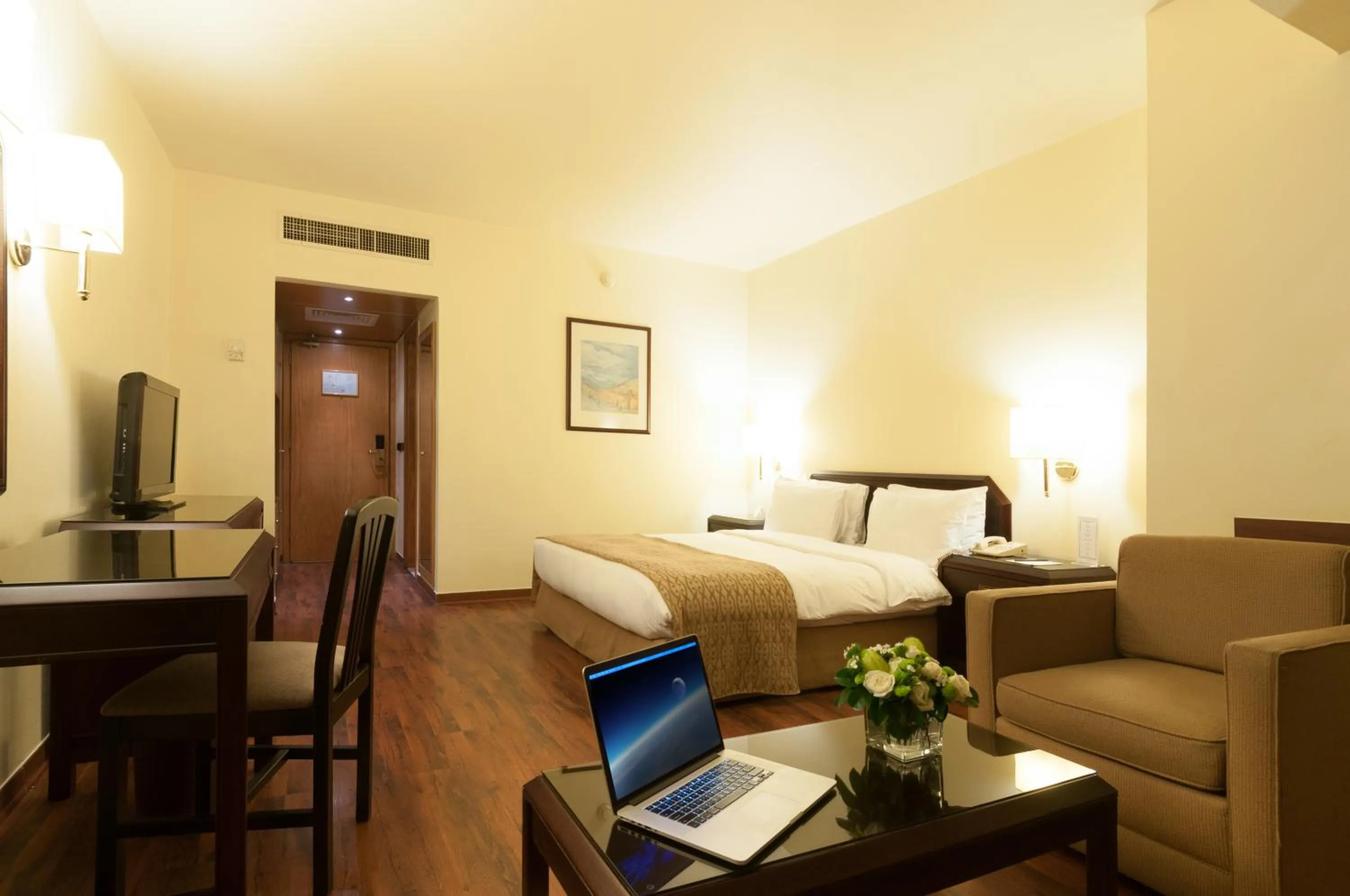 Bedroom, Bed in Le Commodore Hotel