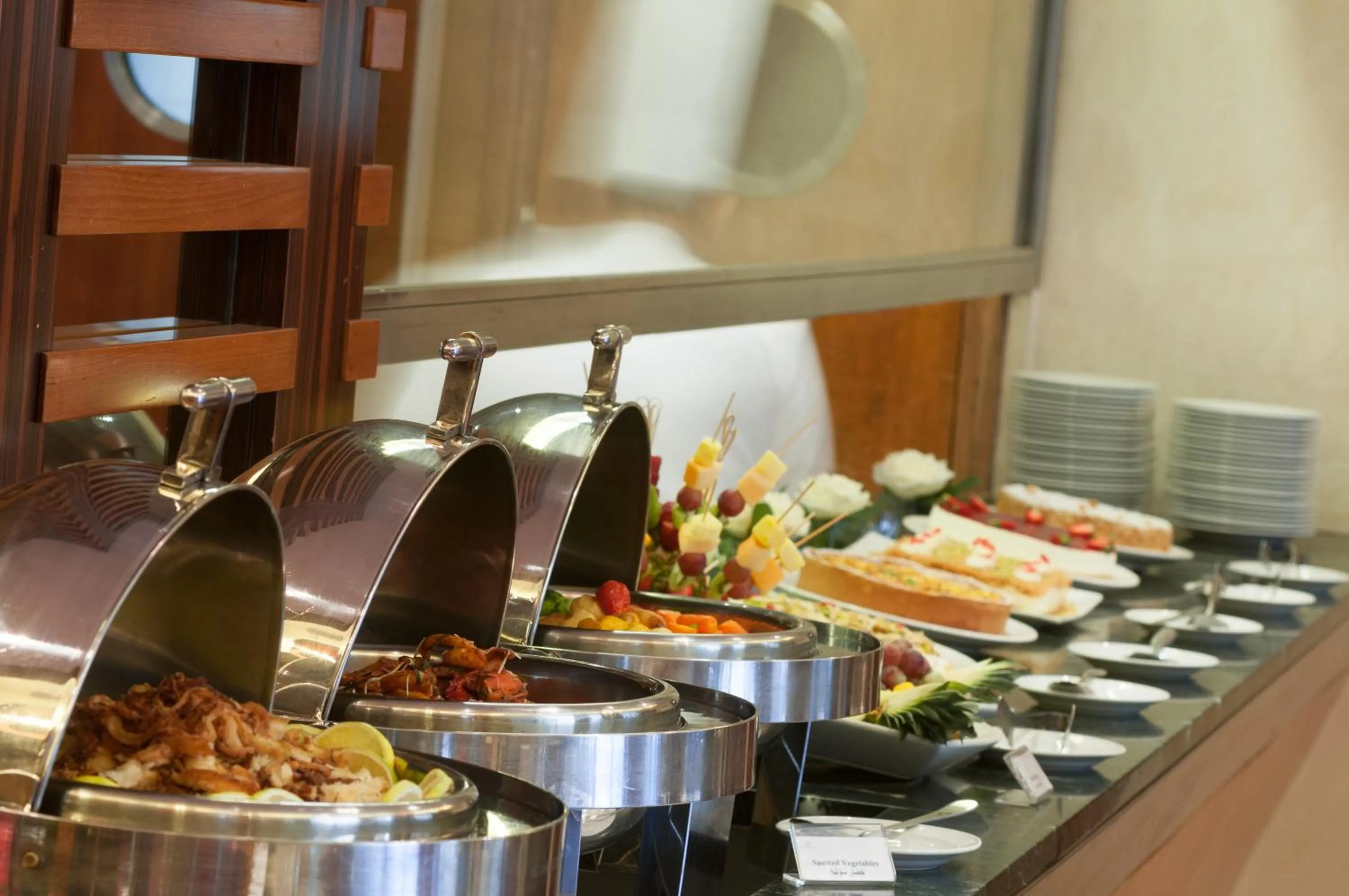 Restaurant/places to eat in Le Commodore Hotel