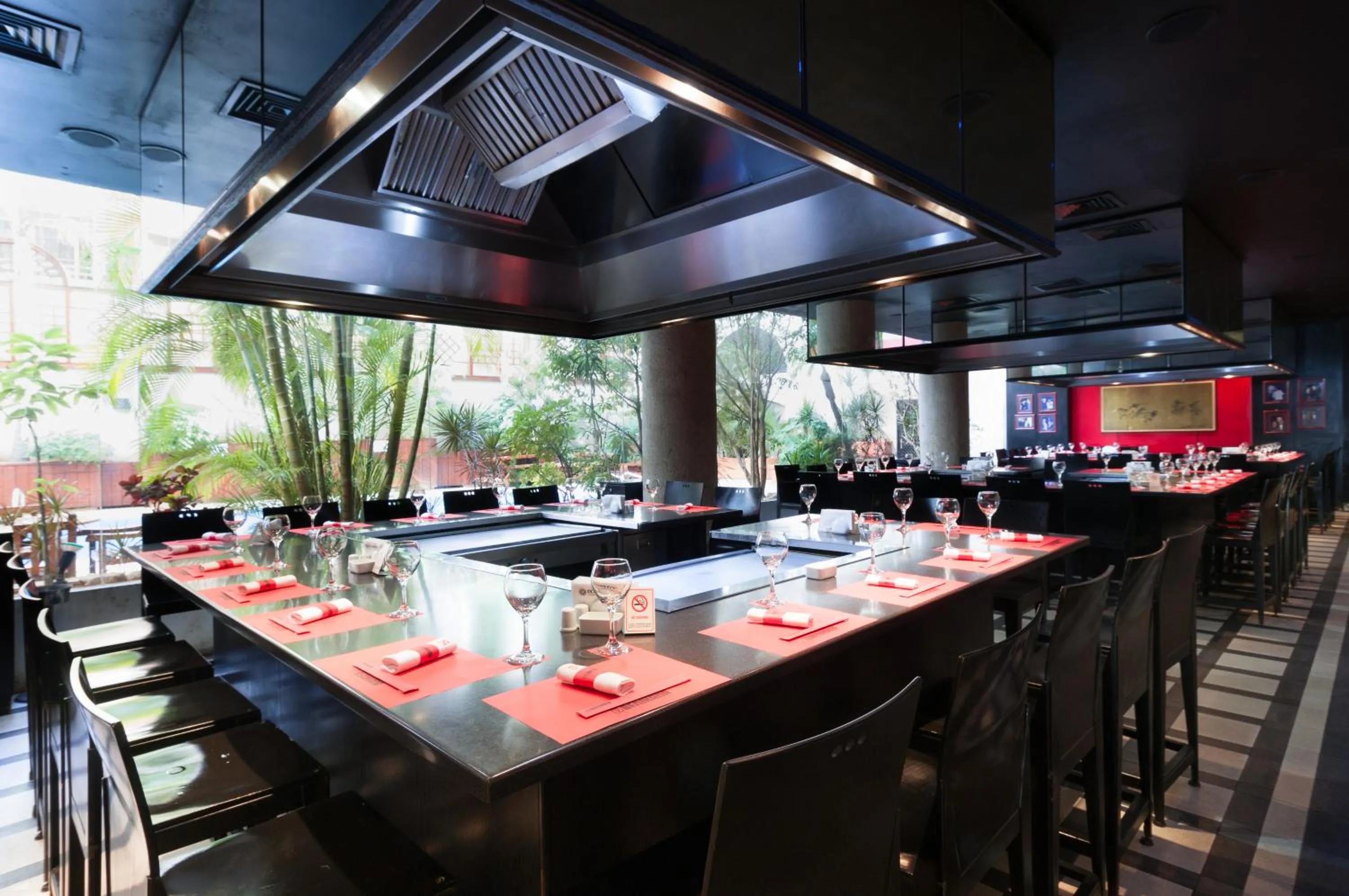 Restaurant/places to eat in Le Commodore Hotel