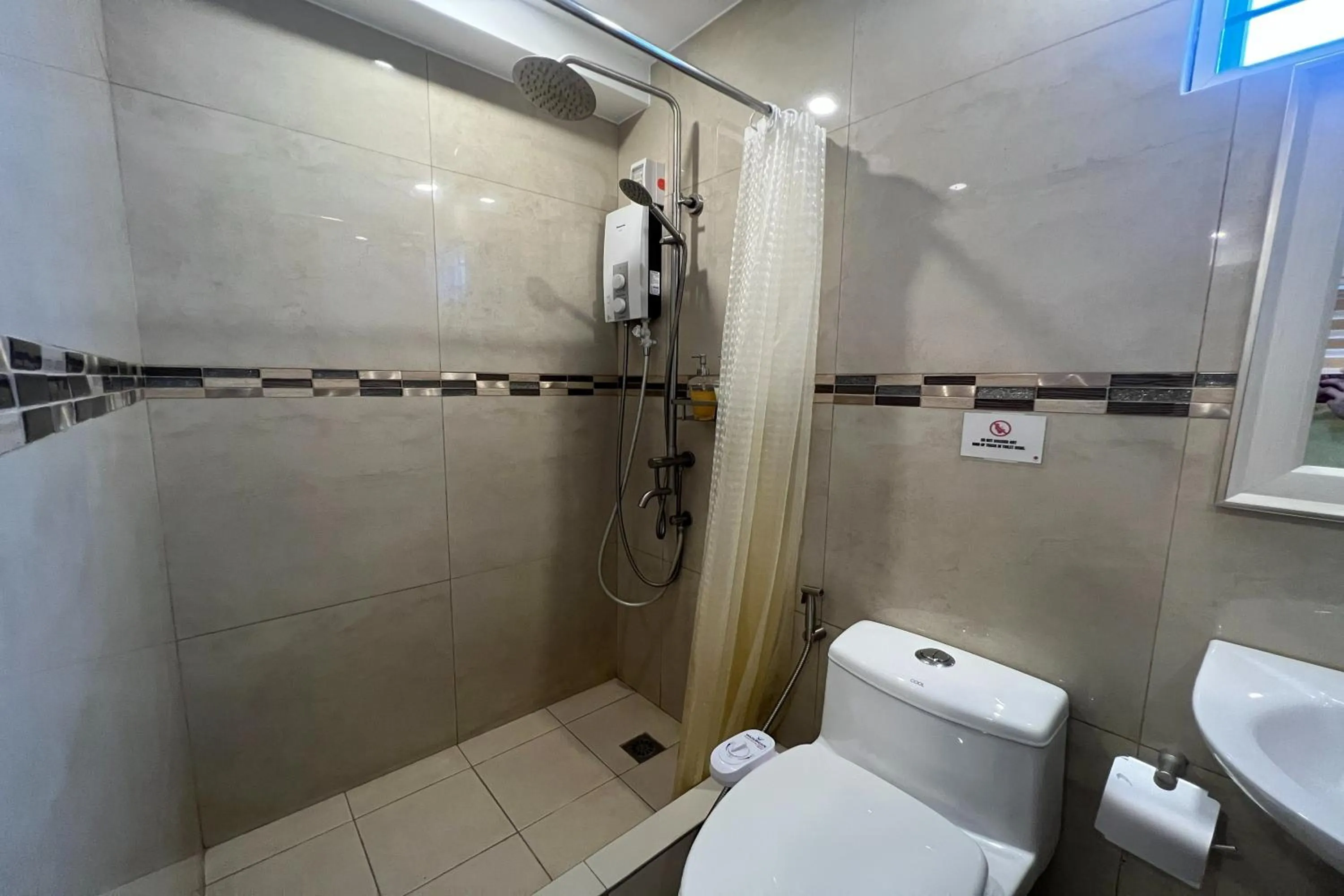 Bathroom in Khotel near T3 Airport