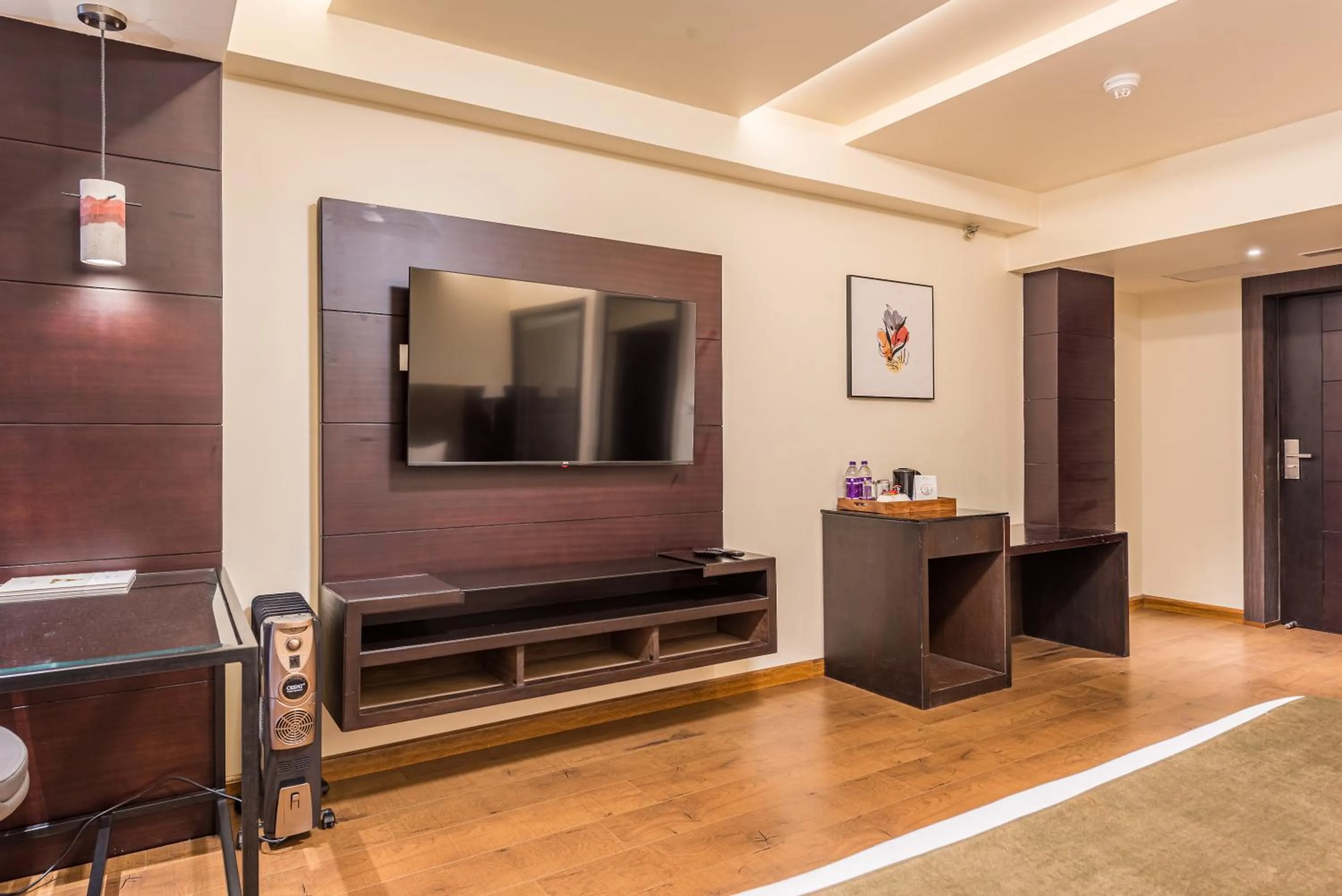 TV and multimedia in Udaan Himalayan Suites and Spa