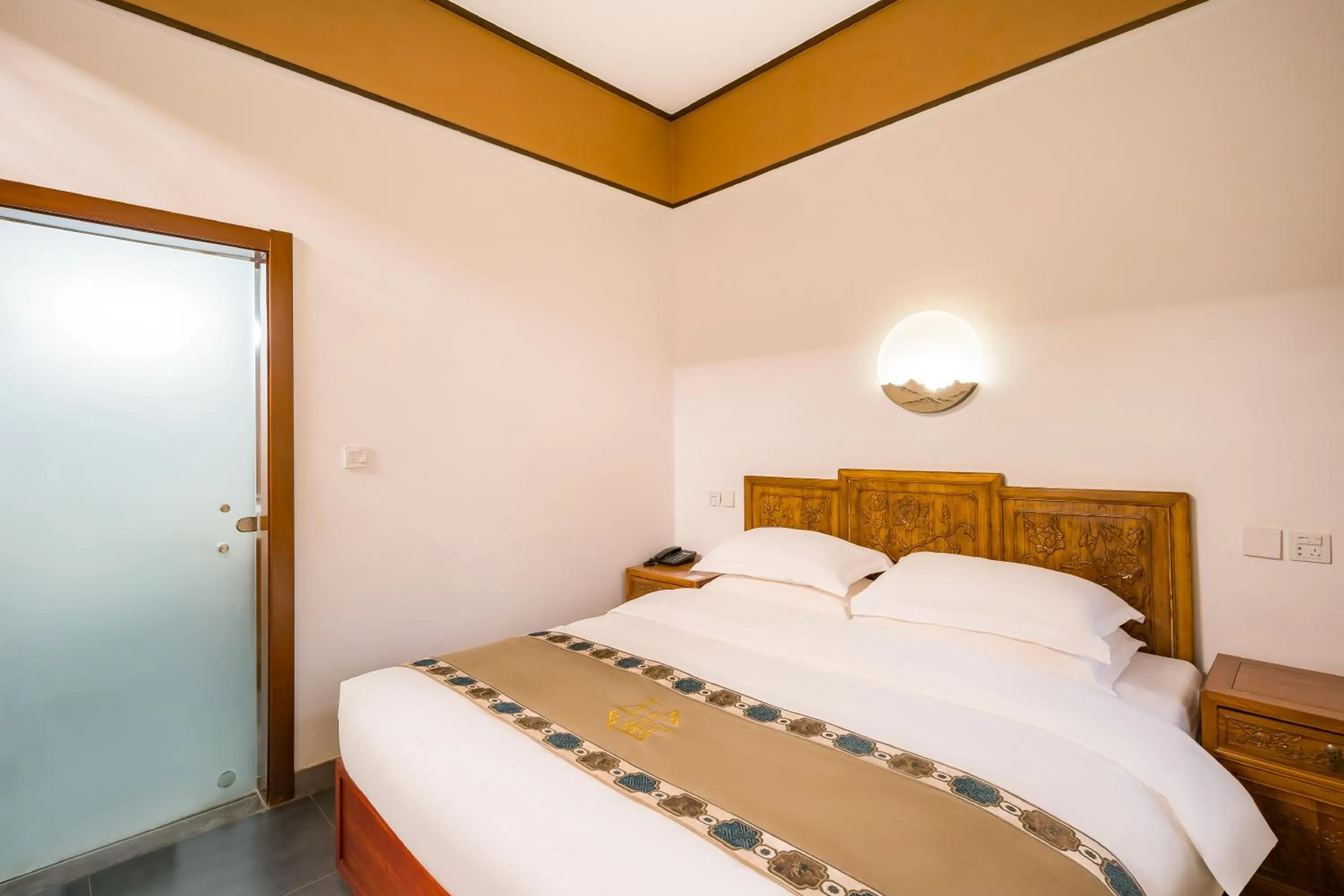 Bed in Beijing Jingyuan Courtyard Hotel