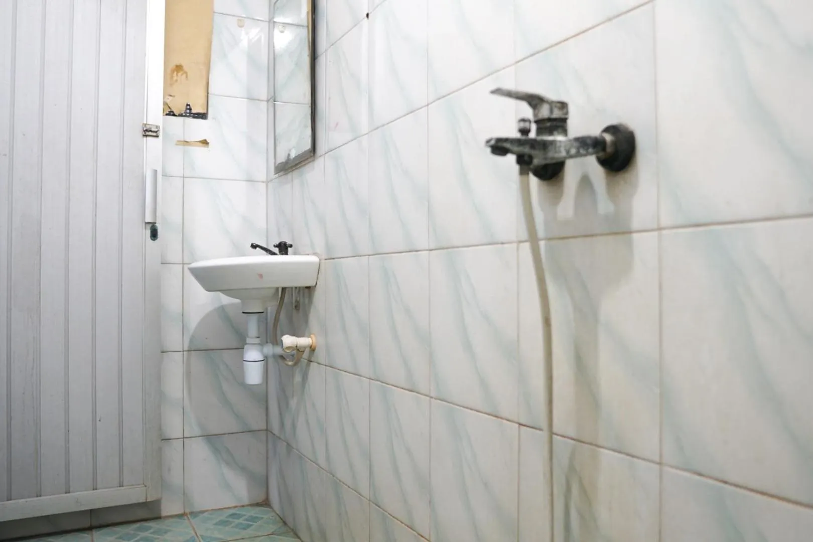 Bathroom in Cosmo Tanjung Duren Mitra RedDoorz