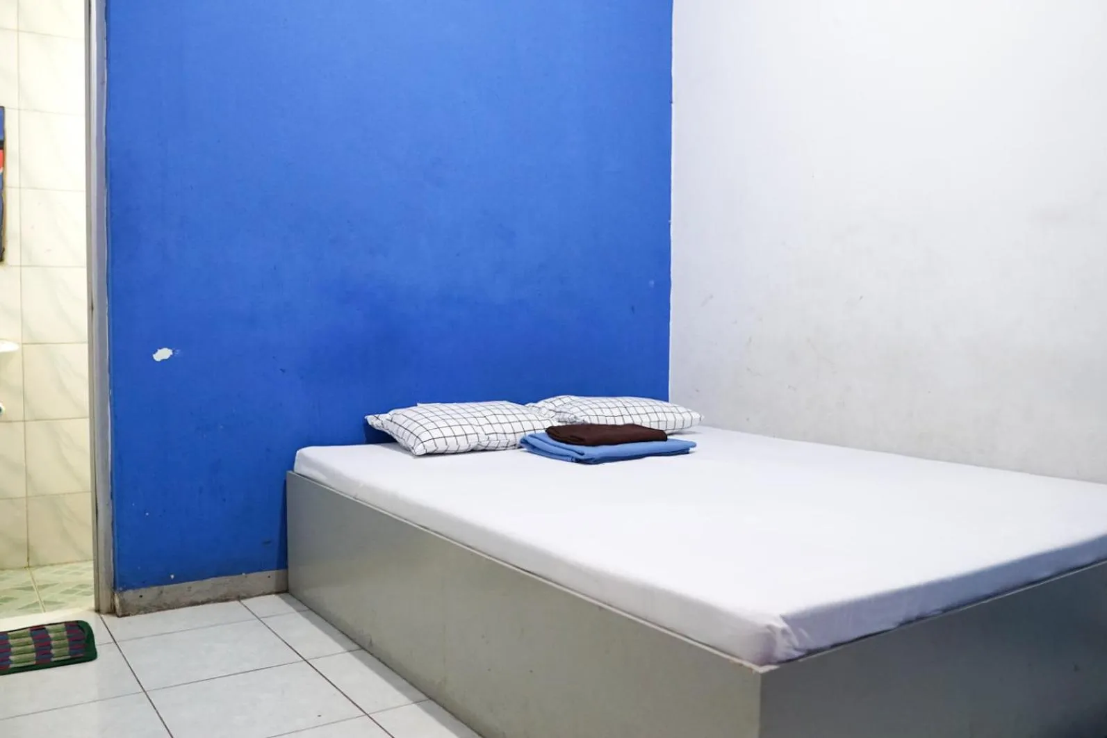 Photo of the whole room, Bed in Cosmo Tanjung Duren Mitra RedDoorz