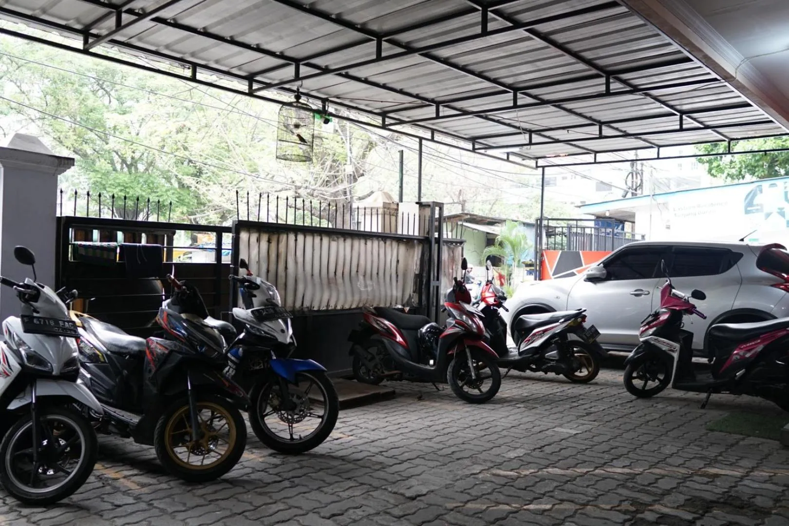 Parking in Cosmo Tanjung Duren Mitra RedDoorz
